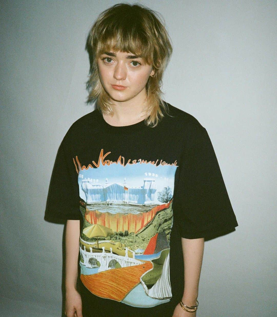 メイジー・ウィリアムズさんのインスタグラム写真 - (メイジー・ウィリアムズInstagram)「the Christo & Jeanne-Claude tee is available now, link in bio  it is made from organic cotton and was produced in Portugal, all our packaging is biodegradable.   this is the first and only time we will sell these tees, they mark the start of something special ✨  @reubenselby  @caspermasi」1月18日 4時03分 - maisie_williams