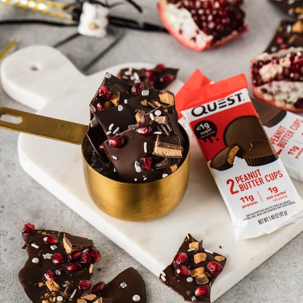 questnutritionさんのインスタグラム写真 - (questnutritionInstagram)「Chocolate Pomegranate Peanut Butter Cup Bark 🤩😋🤯 • 👉 FULL RECIPE LINK IN BIO (swipe left to 2nd card) 👈 • Per serving: 3g protein, 12g carbs, 7g fat (9g net carbs) #OnaQuest #Questify」1月18日 4時13分 - questnutrition