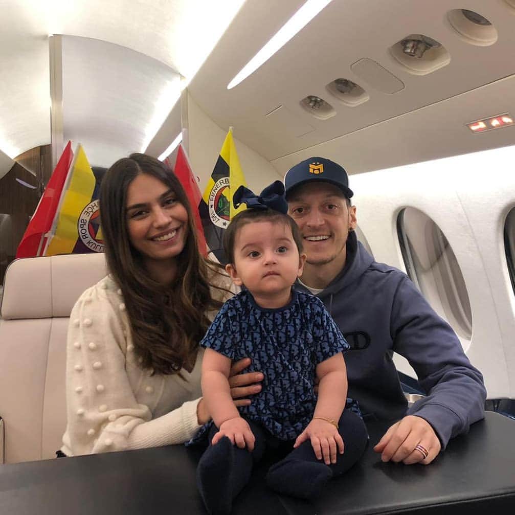 メスト・エジルのインスタグラム：「🔜🇹🇷💛💙✈️」