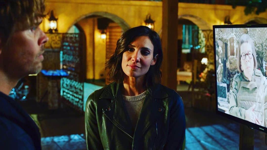 エリック・クリスチャン・オルセンのインスタグラム：「So this is how it ends. Not with a battle cry or rage into the dark, but with eyes pooling as the heart quietly breaks in the company of those he loved the most. #ncislosangeles @ncisla」