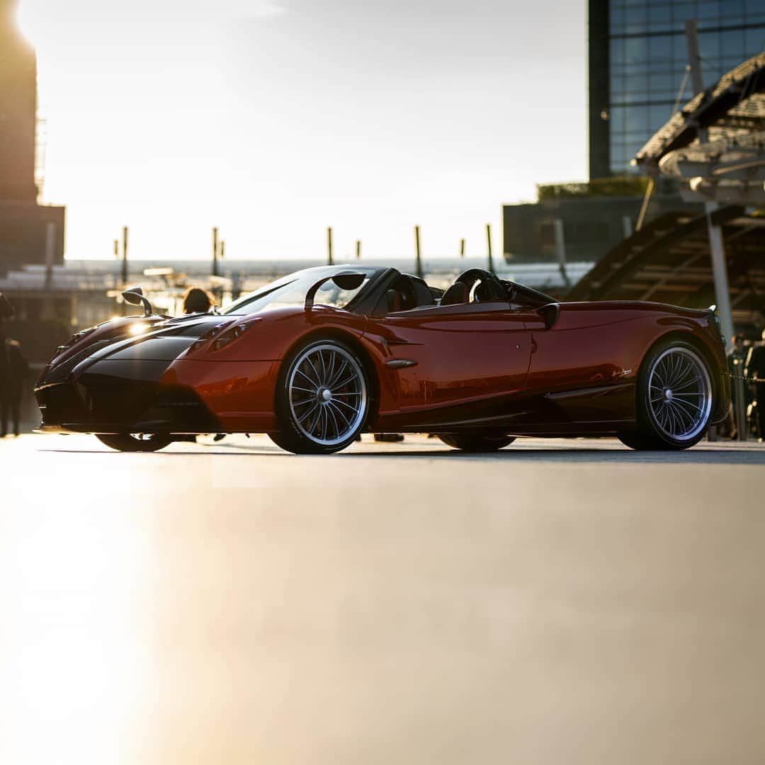 パガーニ・アウトモビリのインスタグラム：「Designed after the idea of a beauty that never sets.   #pagani #huayra #huayraroadster」
