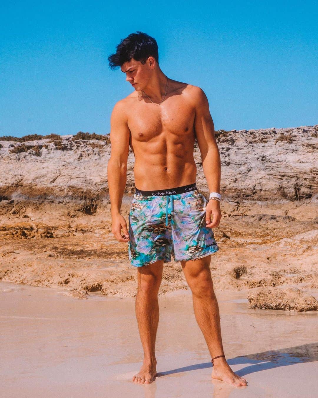 Bryant Eslavaのインスタグラム：「/ BEACH VIBES w/ @noahbeck 🌊」