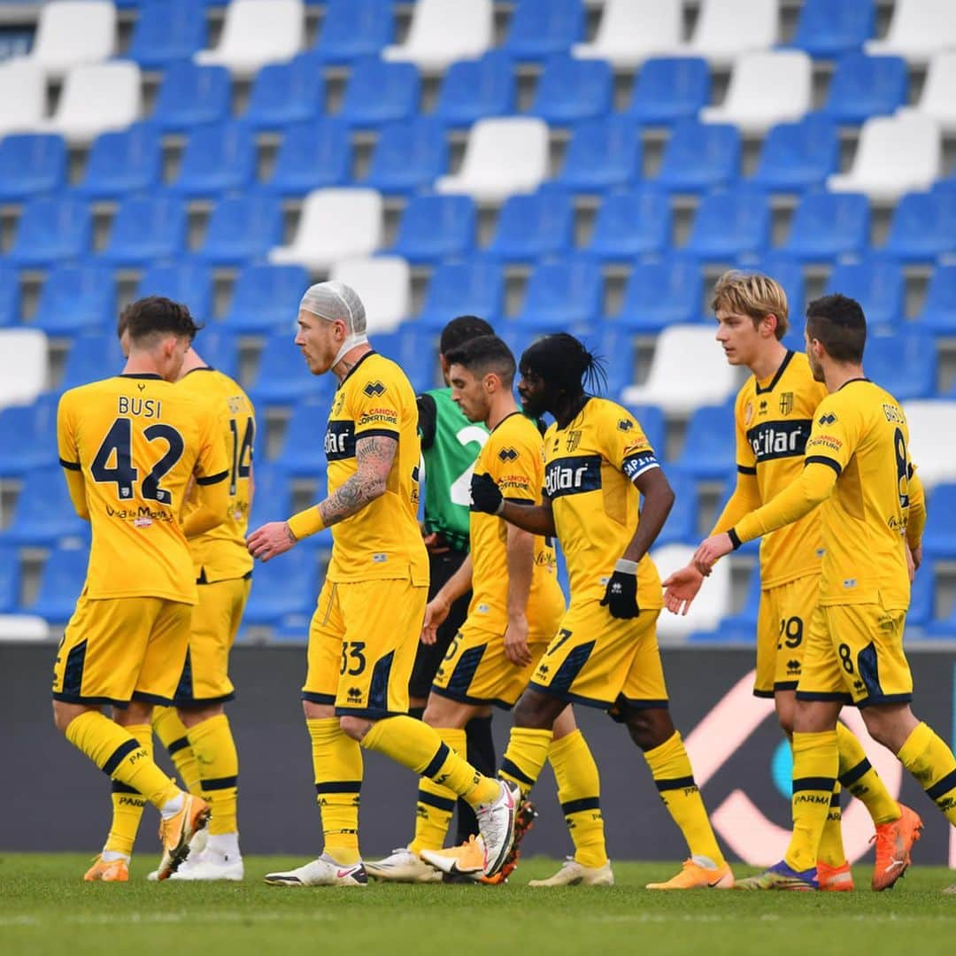 ジェルヴィーニョさんのインスタグラム写真 - (ジェルヴィーニョInstagram)「About game day ⚽️ Sassuolo PARMA  _________________________________________ @parmacalcio1913 💛💙 @andreacantini.photos 📸 ___________________________________________ #seriea  #italia  #gameday  #parma  #sassuolo  #picoftheday  #team225  #forza  #forzaparma」1月18日 4時25分 - gervinhofficial