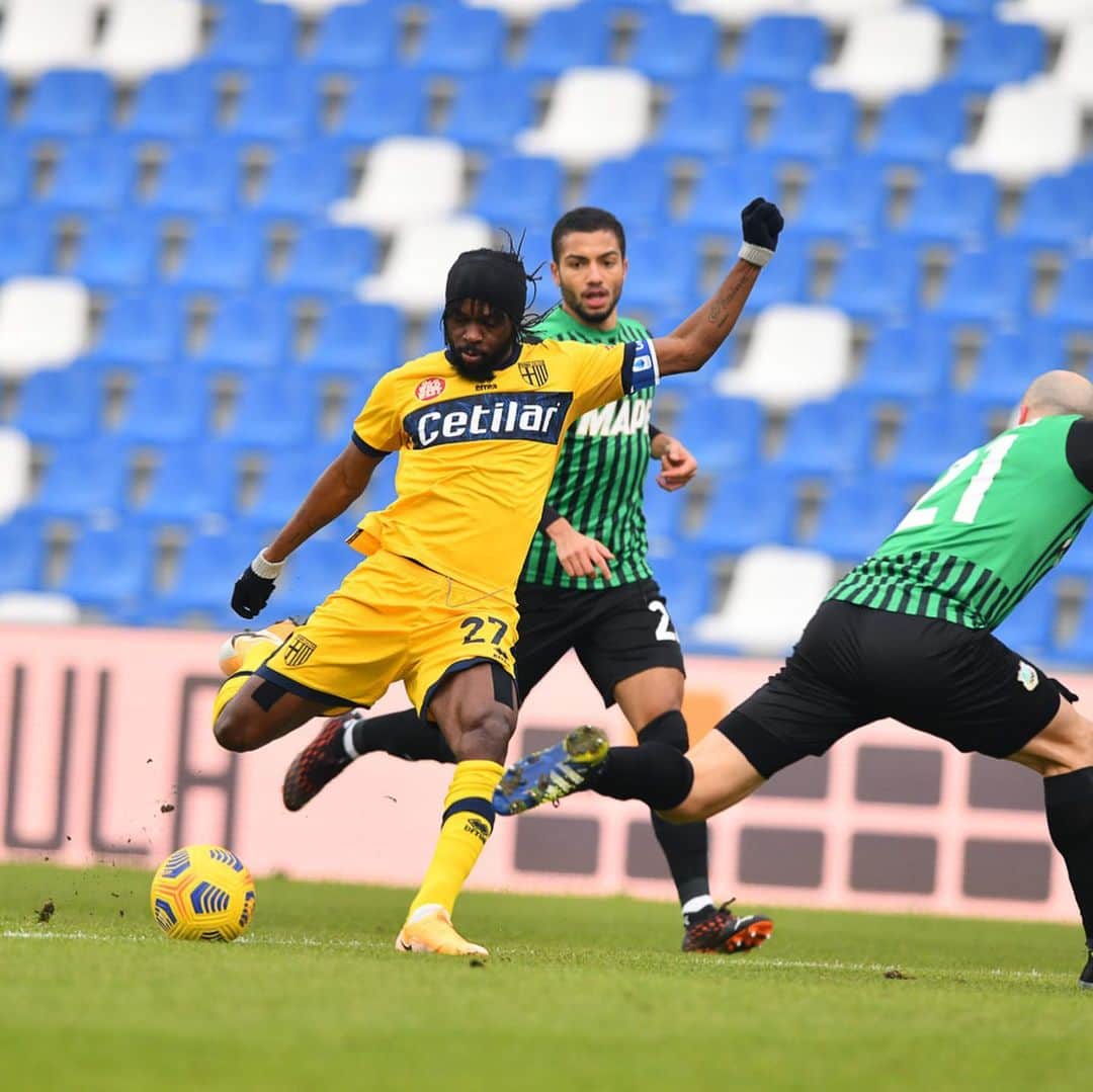 ジェルヴィーニョのインスタグラム：「About game day ⚽️ Sassuolo PARMA  _________________________________________ @parmacalcio1913 💛💙 @andreacantini.photos 📸 ___________________________________________ #seriea  #italia  #gameday  #parma  #sassuolo  #picoftheday  #team225  #forza  #forzaparma」