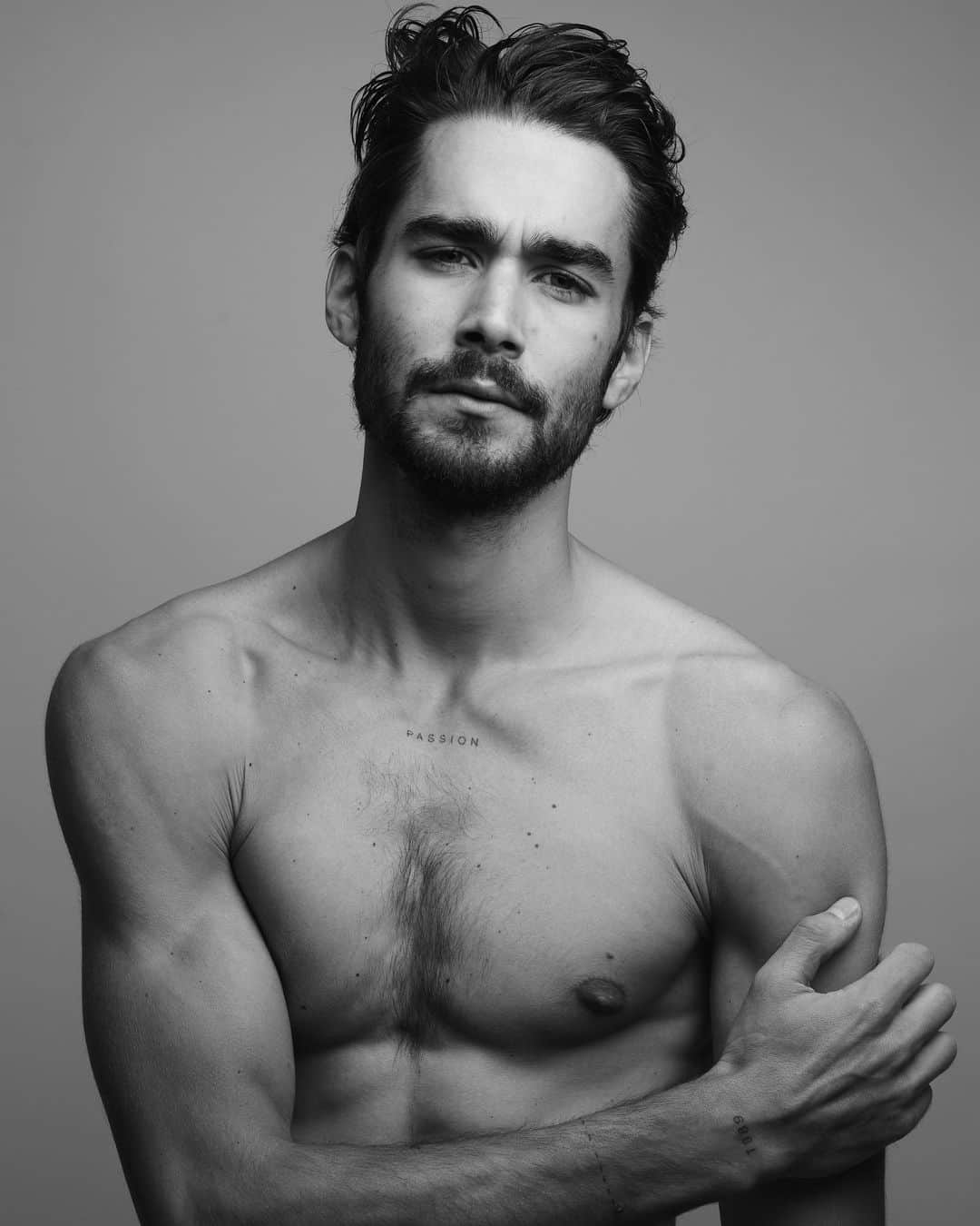 NICOLAS SIMOESのインスタグラム：「What are you thinking about right now? 📸🤍」