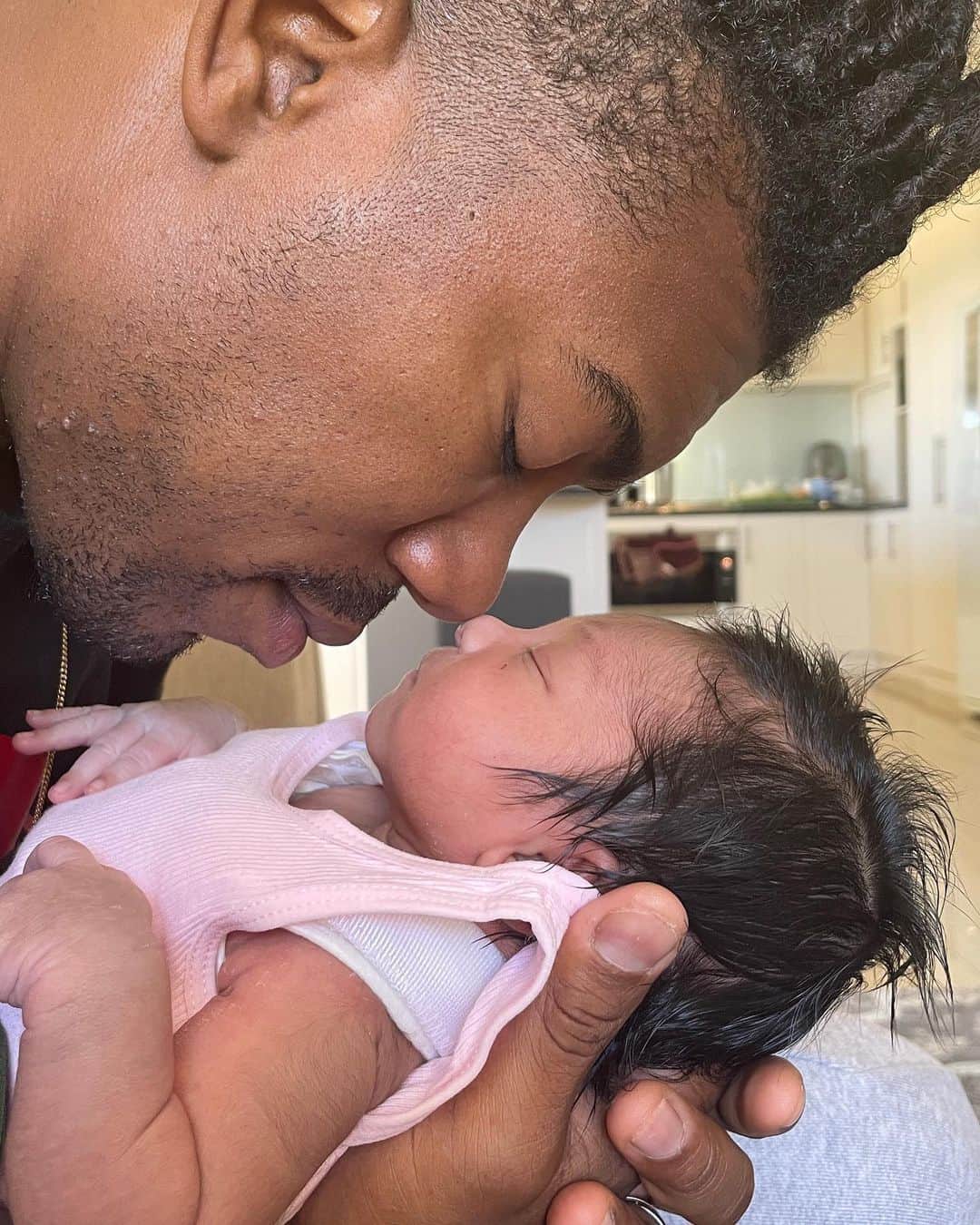 シェネルのインスタグラム：「Our whole new world... 11 days old and this girl already givin me smiles and poses.   #heartexplodes #quaraNTEAM  #11daysold #babysmilesarethebest」