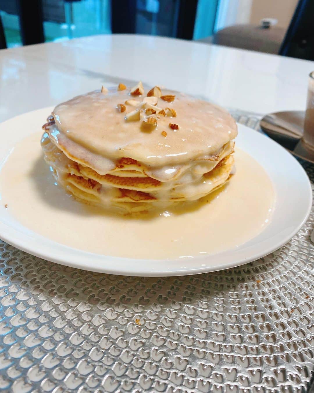 越野矢素子さんのインスタグラム写真 - (越野矢素子Instagram)「マカダミアナッツクリームのパンケーキが食べたくて旦那さんに作って貰いました💕 このパンケーキは初挑戦で頑張って作ってくれました☺️ 凄ーく美味しかったです❣️今まで食べたパンケーキで1番美味しかった😋 マカダミアナッツが無くてアーモンドで代用🤣  #パンケーキ#マカダミアナッツクリームパンケーキ#アーモンドクリームパンケーキ#手作りパンケーキ#旦那ご飯 #旦那ごはん #旦那スイーツ」1月18日 4時33分 - loversyaso