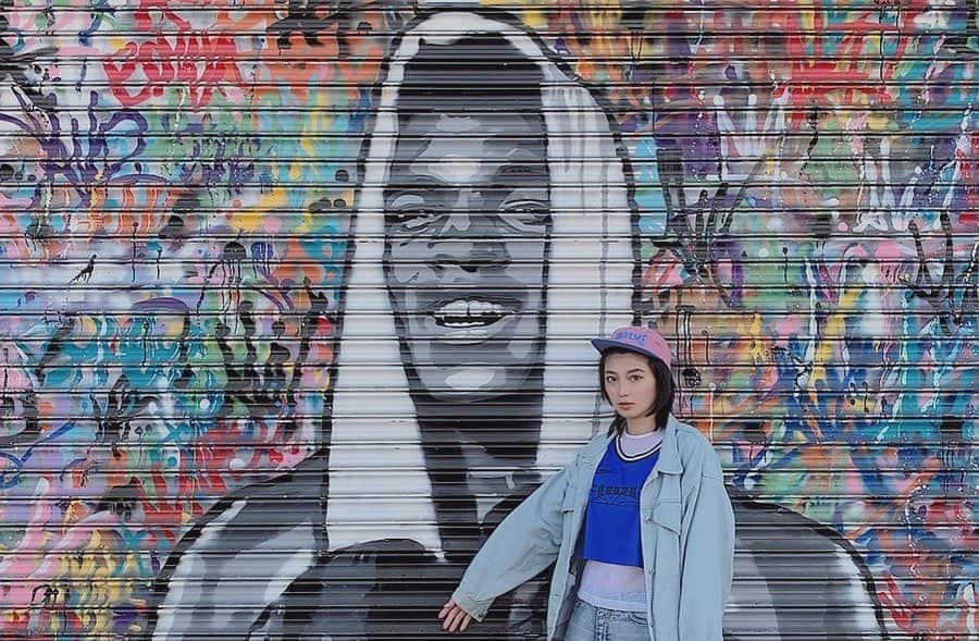 のインスタグラム：「このお兄さん誰だ？笑  It is a nice Sunday here! Good for watching football games❤️  My clothes matched the wall well✨  📍#melroseavenue #hollywood  #losangeles  〔Los Angeles USA 〕  #ottd #streetfashion #nikesportswear #supremehat #supreme #fashionista #lookgoodfeelgood」