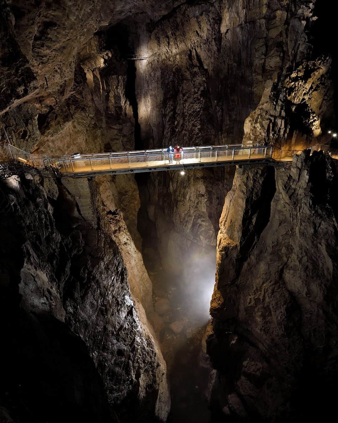 のインスタグラム：「Photo by Robbie Shone @shonephoto / Underground in Slovenia, the main Grand Canyon-like passage of Škocjanske jama, a deep gorge that has been carved out over hundreds of thousands of years as the Reka River made its way to sea.」