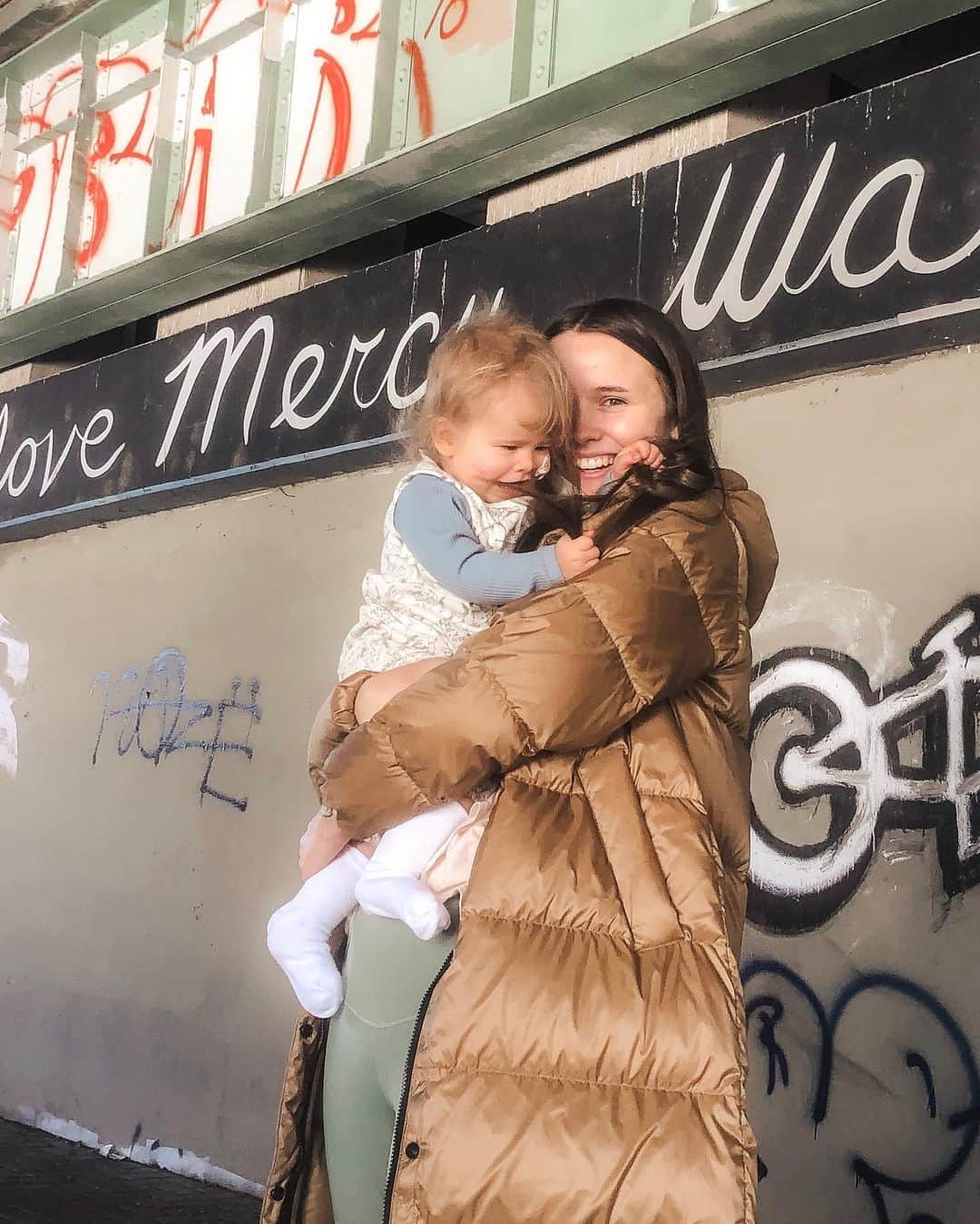 のインスタグラム：「We like to go on walks 🤎」