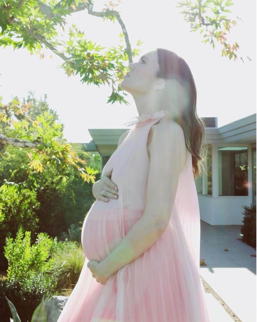 Monique Lhuillierのインスタグラム：「Coming soon...ethereal mommy to be @mandymooremm 💗🌸💗 #moniquelhuillier」