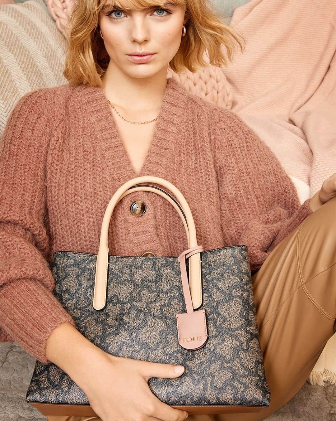 トウスのインスタグラム：「The wear everywhere bag: our new Kaos Icon. #StayTender #TOUSJewelry #TOUSLovers」