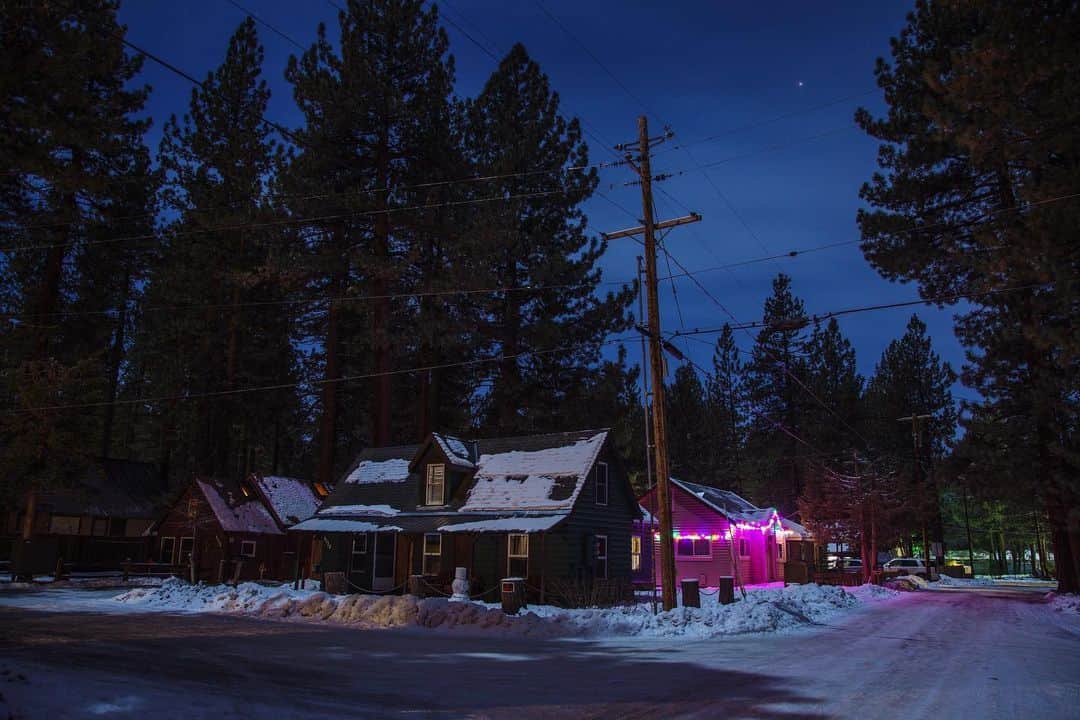 ローレン·ランドルフのインスタグラム：「My all-time favorite thing to photograph might be snowy scenes under a full moon. Very thankful I was able to spend some time in the mountains last month.」
