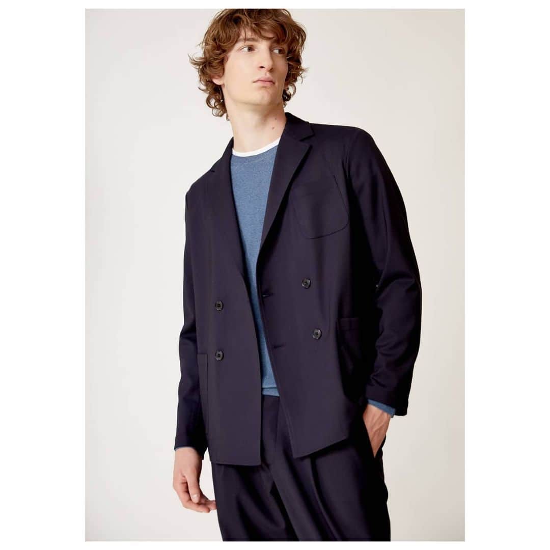 のインスタグラム：「Altea FW20  The perfect suit for these days. Technical wool double breasted suit, cut in a slightly relaxed fit, the fabric (unlike most travel/comfort wools) has a touch of stretch both in warp and weft, for extra comfort. Machine washable too, should the cat tip over your coffee mug.  #alteamilano #madeinitaly #tailoring #laidbackluxe」