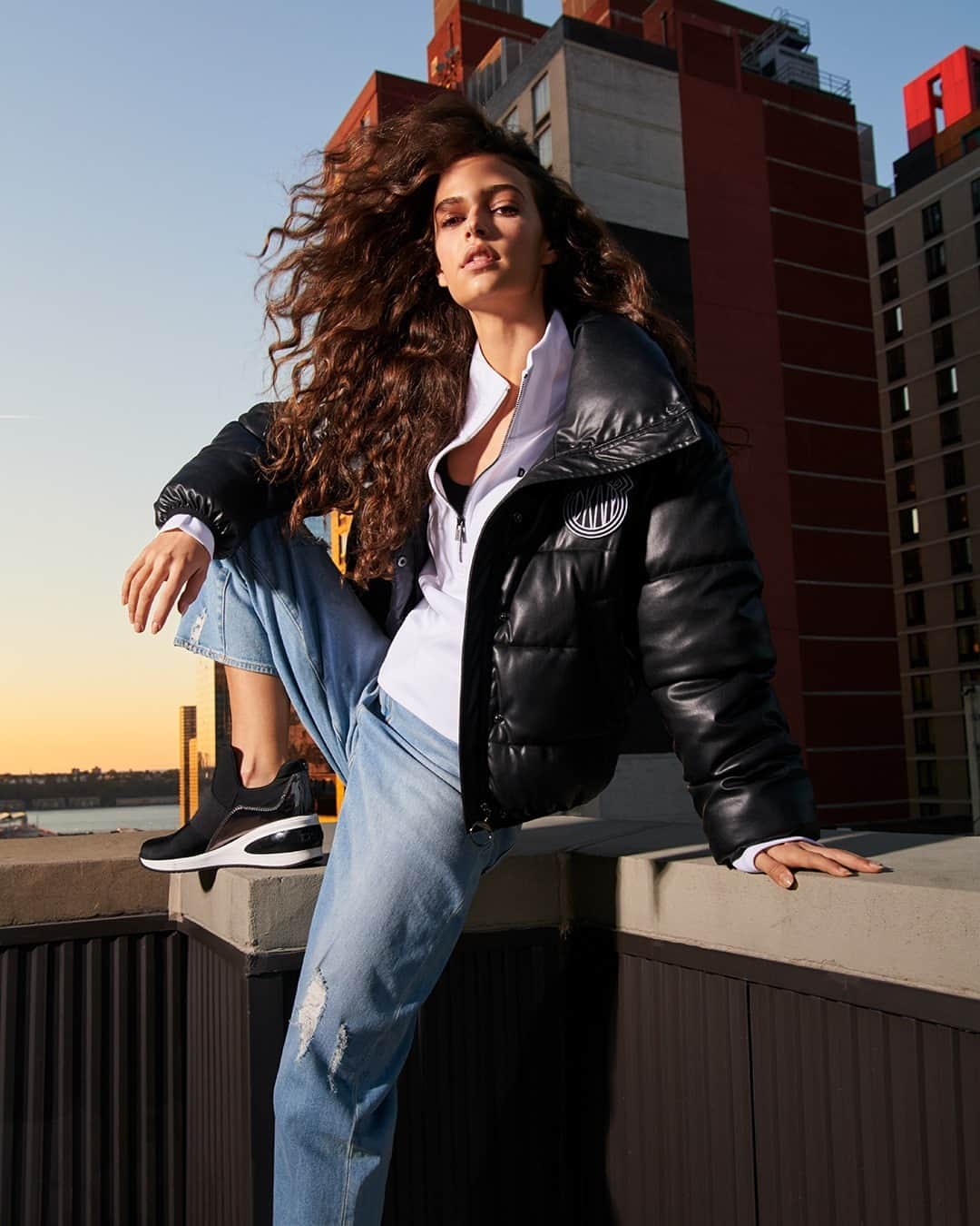のインスタグラム：「Real New Yorkers know: the streets, the subways, and the satisfaction of speaking your mind. #DKNYSTATEOFMIND」