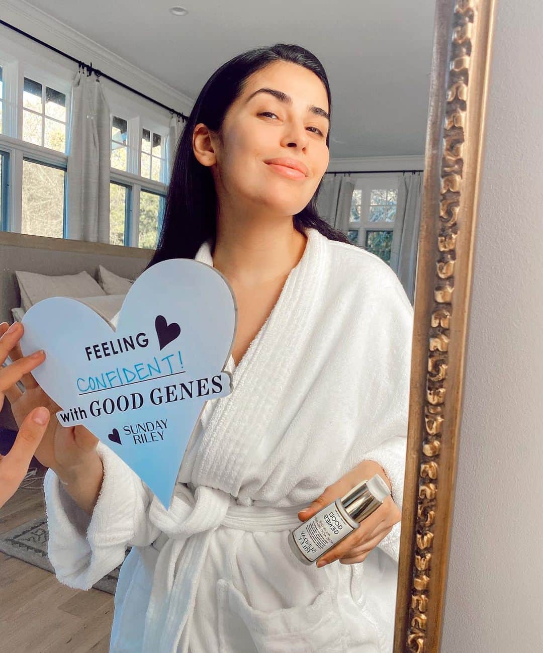 Sazan Hendrixさんのインスタグラム写真 - (Sazan HendrixInstagram)「I’ve learned that true confidence shines on the outside when you can humbly accept who you are on the inside✨  I’ve always been a fan of @sundayriley’s products - Good Genes was the first high performance skincare product I ever invested in and now almost 5 years later, it’s still one of my go-to faves. Available at @sephora 💫 #goodgenesfeeling #selfcaresunday」1月18日 5時02分 - sazan