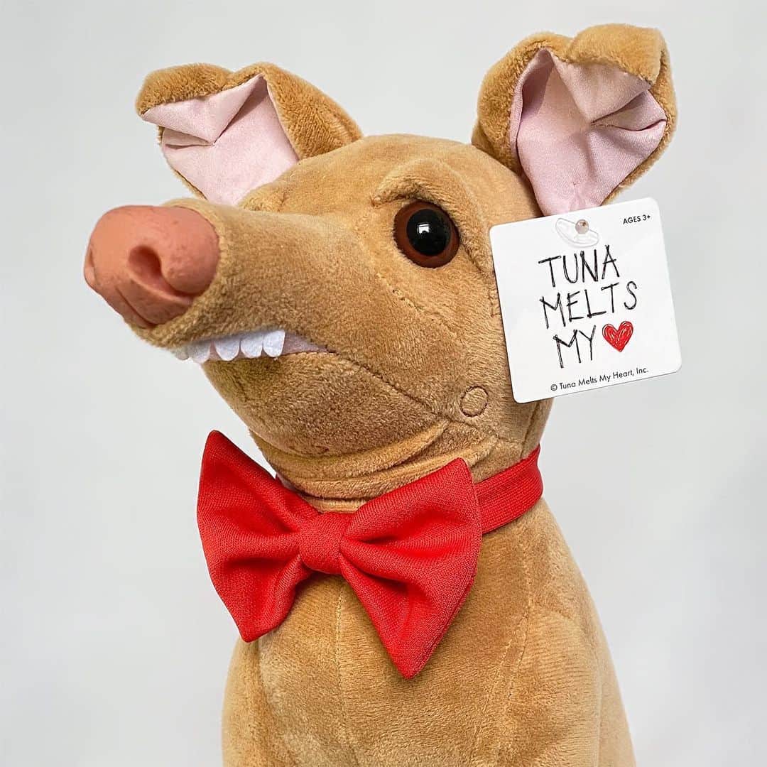 Tuna {breed:chiweenie} さんのインスタグラム写真 - (Tuna {breed:chiweenie} Instagram)「Nothing like a construction worker Tuna or your very own Tuna to bring you some (much needed) joy this year! The 2021 Essential Edition calendars and his plush are back in stock! Limited quantities available for both so go to the link in Tuna’s bio to grab one because once they’re gone, they’re gone! Swipe over & tap on the photos.」1月18日 5時05分 - tunameltsmyheart