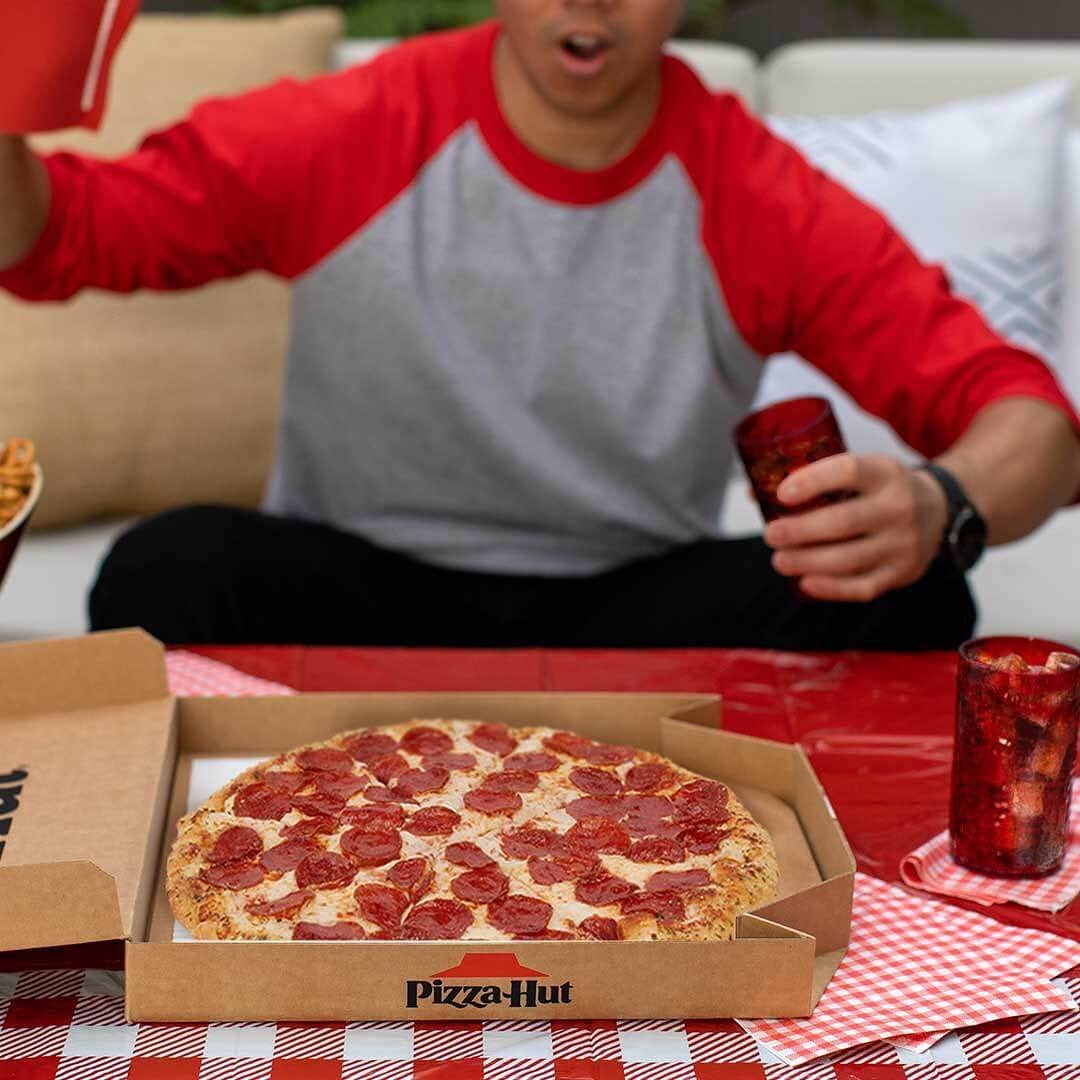 Pizza Hutのインスタグラム：「Playoff pressure got us like 😱」