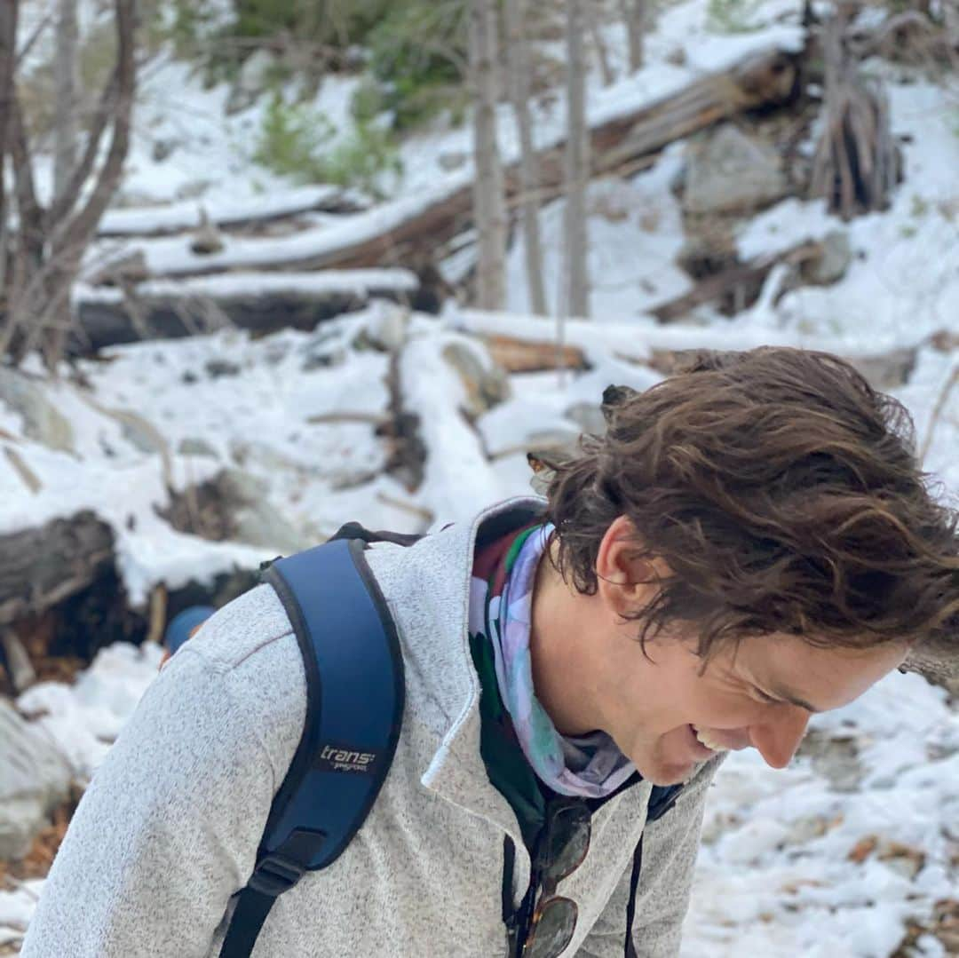 マット・ボマーさんのインスタグラム写真 - (マット・ボマーInstagram)「Quick trip to Mt. Baldy to remind myself that it IS actually winter in the LA area. (*we wore masks and only pulled them down for photos at a safe distance) Thank you @ajrideordie for being a great hiking partner, and for keeping me laughing.」1月18日 5時17分 - mattbomer