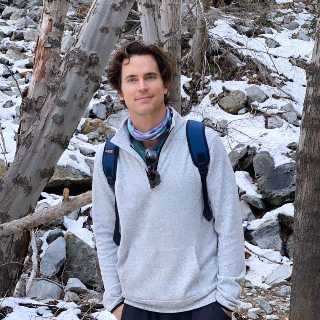 マット・ボマーのインスタグラム：「Quick trip to Mt. Baldy to remind myself that it IS actually winter in the LA area. (*we wore masks and only pulled them down for photos at a safe distance) Thank you @ajrideordie for being a great hiking partner, and for keeping me laughing.」