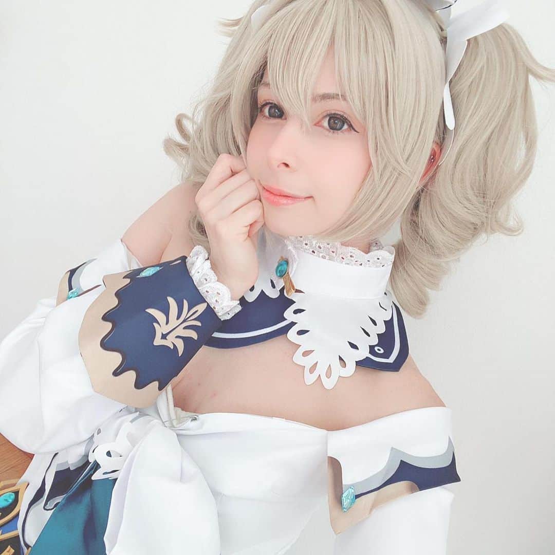 ユリコ・タイガーさんのインスタグラム写真 - (ユリコ・タイガーInstagram)「🇯🇵 配信時代です！新しいユーチューブチャンネルをopenした！「YURIKOTIGER GAMES」 プラス、イタリア語でTwitch毎週の３回をやってます〜  2020年は災厄ぐらいでした。 コロナのせで他の芸能の人と同じく仕事が一気になくなりました。（大きなCMのおかげで生きれたけど！）毎日routineがほんとがなくて不安でしたから今年から新し目標に目差す。仕事がなくても楽しめる事。 このゲーム配信は「yurikotigerJP」が付いてるから本当は日本人向けにやりたかったけど、それだとユーチューブの方がいいかなと思って、今新しいチャンネルを作りました。 会いに来てね！！チャンネル登録して下さい〜 ちゃんと6時に起きて、コスプレして、配信してます！ 新しい物へ〜  🇬🇧 𝕋𝕎𝕀𝕋ℂℍ 𝕃𝕖𝕥’𝕤 𝕥𝕣𝕪 𝕥𝕙𝕚𝕤 𝕒𝕘𝕒𝕚𝕟!   My life in 2020 was a total mess. I lost a lot of jobs because of COVID-19 and I didn’t have a routine anymore. For the new year I wanted to be more organised, especially if any future job will be cancelled. I wake up at 6am to be online at a decent time for my fans in Italy. Time zones are complicated to say the least, I’ll always try to take everyone into consideration when I set a time but it’s not easy, and we all know that last year I failed miserably! But now I really want to do it! You’ll find me on Twitch 3 times a week at 7am (JST) on Wednesday, Friday and Monday.   🇮🇹 𝕋𝕎𝕀𝕋ℂℍ ℂ𝕚 𝕣𝕚𝕡𝕣𝕠𝕧𝕠!  Nel 2020 la mia vita è stata un gran casino. Aver perso molti lavori causa COVID-19, mi ha distrutto la routine quotidiana. Per il nuovo anno mi sono imposta obiettivi organizzativi, da mantenere in assenza di lavoro continuativo.  Mi sveglio alle 6 per poter essere online su Twitch in un orario decente, per i fan italiani. Il fuso orario non è mio complice in questo, avevo già provato lo scorso anno ma sappiamo tutti che poi ho mollato! Ora invece sono concentrata e so di potercela fare. Mi trovate in live su Twitch tre volte a settimana alle 23:00 (orario italiano) martedì, giovedì e domenica.   #cosplay #cosplaygirl #barbaracosplay #genshinimpact #genshinimpactcosplay #genshinimpactbarbara #twitch #twitchitalia #twitchstreamer #streamer #youtuber #gamer #gamergirl #gamerlife」1月18日 5時21分 - yurikotiger