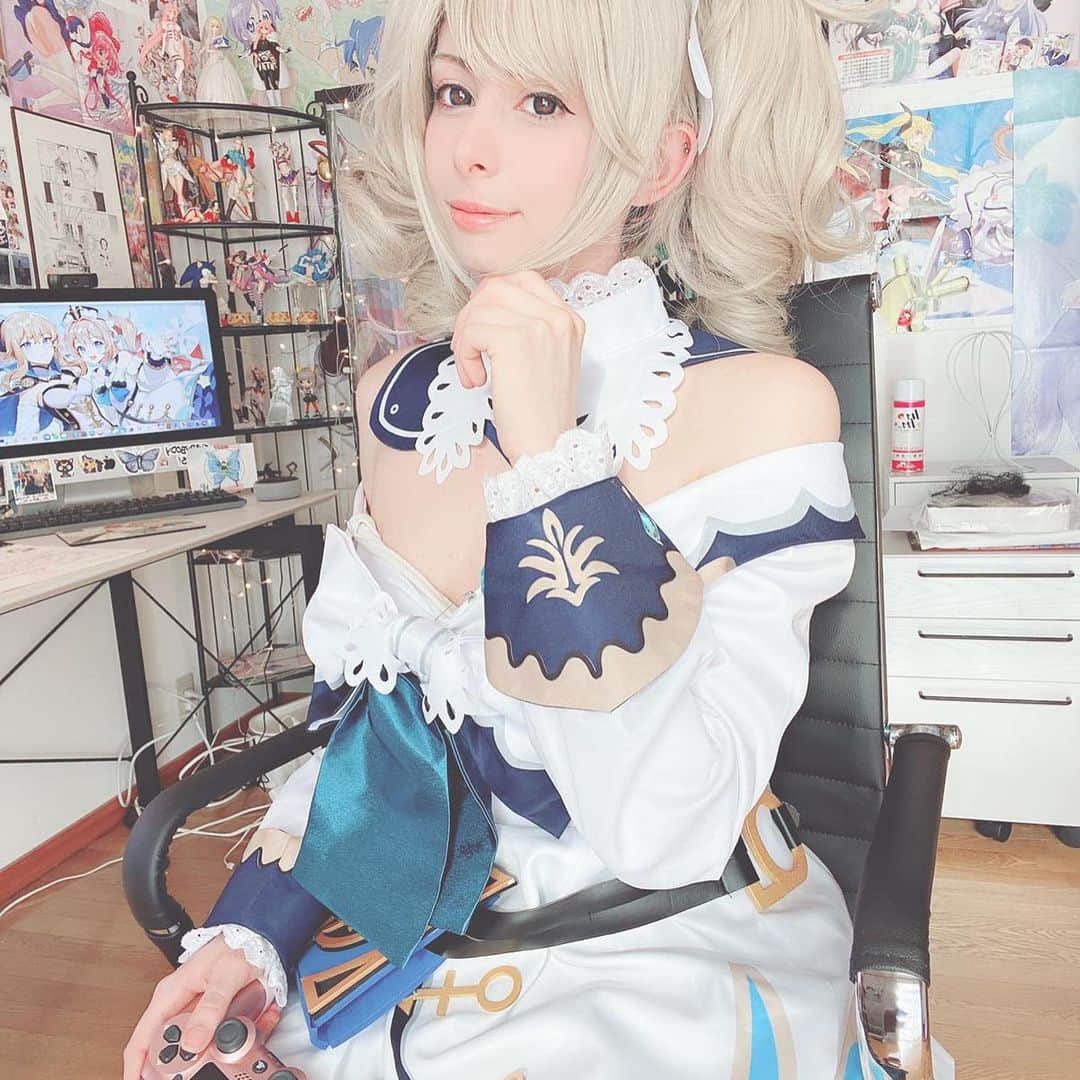 ユリコ・タイガーさんのインスタグラム写真 - (ユリコ・タイガーInstagram)「🇯🇵 配信時代です！新しいユーチューブチャンネルをopenした！「YURIKOTIGER GAMES」 プラス、イタリア語でTwitch毎週の３回をやってます〜  2020年は災厄ぐらいでした。 コロナのせで他の芸能の人と同じく仕事が一気になくなりました。（大きなCMのおかげで生きれたけど！）毎日routineがほんとがなくて不安でしたから今年から新し目標に目差す。仕事がなくても楽しめる事。 このゲーム配信は「yurikotigerJP」が付いてるから本当は日本人向けにやりたかったけど、それだとユーチューブの方がいいかなと思って、今新しいチャンネルを作りました。 会いに来てね！！チャンネル登録して下さい〜 ちゃんと6時に起きて、コスプレして、配信してます！ 新しい物へ〜  🇬🇧 𝕋𝕎𝕀𝕋ℂℍ 𝕃𝕖𝕥’𝕤 𝕥𝕣𝕪 𝕥𝕙𝕚𝕤 𝕒𝕘𝕒𝕚𝕟!   My life in 2020 was a total mess. I lost a lot of jobs because of COVID-19 and I didn’t have a routine anymore. For the new year I wanted to be more organised, especially if any future job will be cancelled. I wake up at 6am to be online at a decent time for my fans in Italy. Time zones are complicated to say the least, I’ll always try to take everyone into consideration when I set a time but it’s not easy, and we all know that last year I failed miserably! But now I really want to do it! You’ll find me on Twitch 3 times a week at 7am (JST) on Wednesday, Friday and Monday.   🇮🇹 𝕋𝕎𝕀𝕋ℂℍ ℂ𝕚 𝕣𝕚𝕡𝕣𝕠𝕧𝕠!  Nel 2020 la mia vita è stata un gran casino. Aver perso molti lavori causa COVID-19, mi ha distrutto la routine quotidiana. Per il nuovo anno mi sono imposta obiettivi organizzativi, da mantenere in assenza di lavoro continuativo.  Mi sveglio alle 6 per poter essere online su Twitch in un orario decente, per i fan italiani. Il fuso orario non è mio complice in questo, avevo già provato lo scorso anno ma sappiamo tutti che poi ho mollato! Ora invece sono concentrata e so di potercela fare. Mi trovate in live su Twitch tre volte a settimana alle 23:00 (orario italiano) martedì, giovedì e domenica.   #cosplay #cosplaygirl #barbaracosplay #genshinimpact #genshinimpactcosplay #genshinimpactbarbara #twitch #twitchitalia #twitchstreamer #streamer #youtuber #gamer #gamergirl #gamerlife」1月18日 5時21分 - yurikotiger