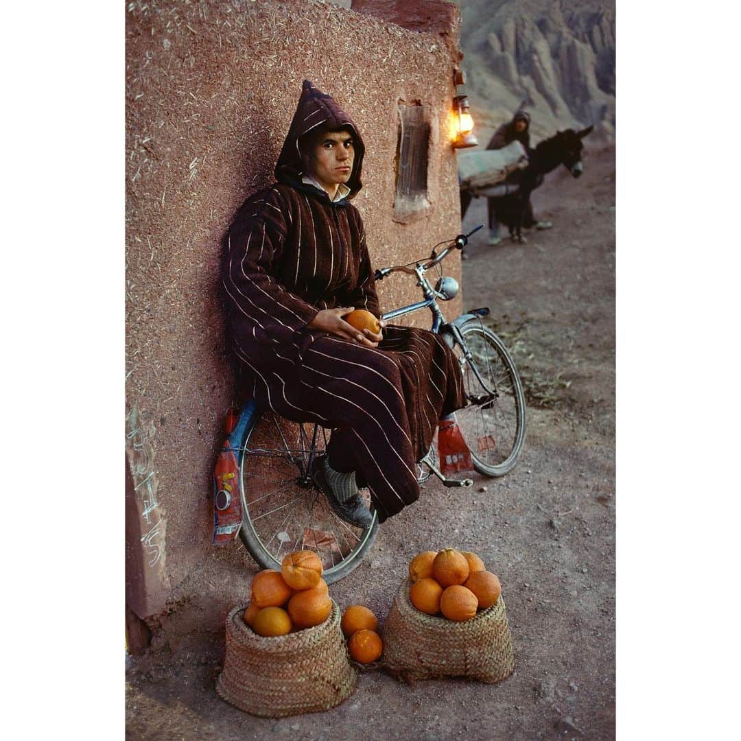 スティーブ・マカリーさんのインスタグラム写真 - (スティーブ・マカリーInstagram)「Djellaba, Morocco, 1988   “Whenever I see an adult on a bicycle, I have hope for the human race."  – H.G. Wells  #SteveMcCurry」1月18日 5時23分 - stevemccurryofficial