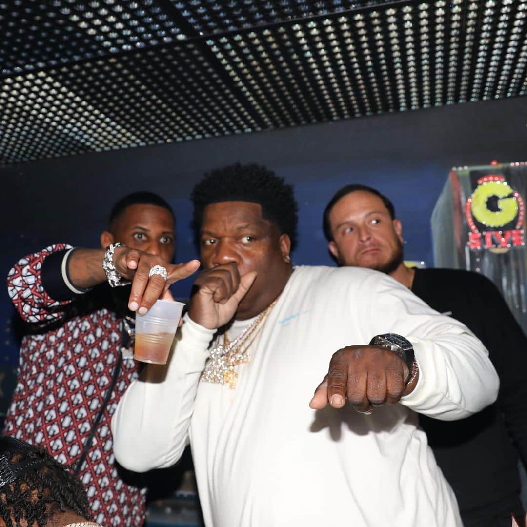 ファボラスのインスタグラム：「Yo this a OG trick on how you & your boy talk about somebody that’s right by y’all.. 😎🤔  You & ya friend gotta point across the room at absolutely nothing & act like y’all saying some real shit.. 👉🏾👉🏾🤔🤭👥  You know the plan working when they be looking over there tryna be nosey & see what y’all talking about too 👀 😂😂😂😂😂😂😂 @bigfenditv @chichifromtheyayo [shot by @thatdancer]」