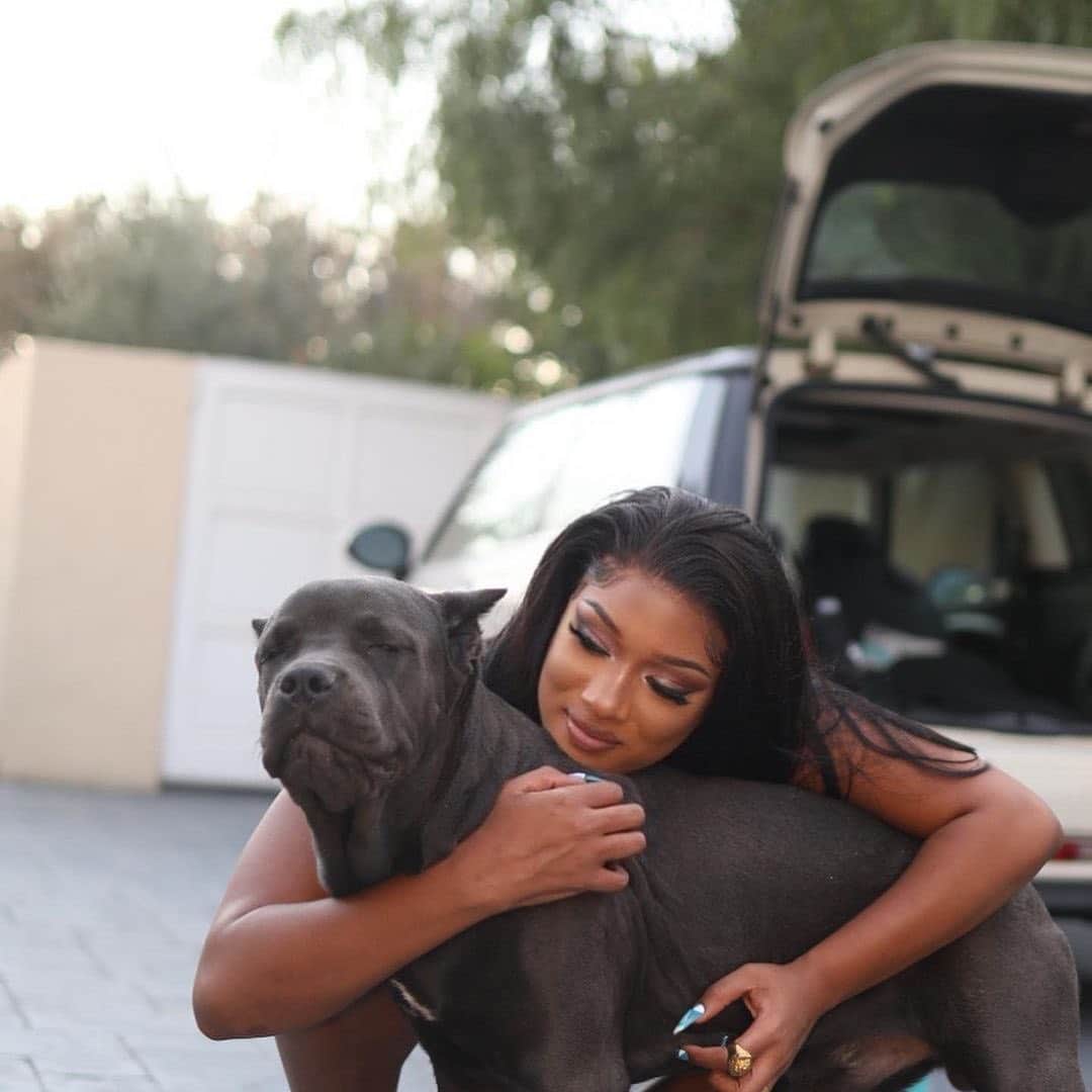 People Magazineさんのインスタグラム写真 - (People MagazineInstagram)「Meg Thee Stallion is a dog mom! 🐶❤️ The rapper posed with her brood in a series of adorable Instagram photos. #Regram @theestallion」1月18日 5時36分 - people