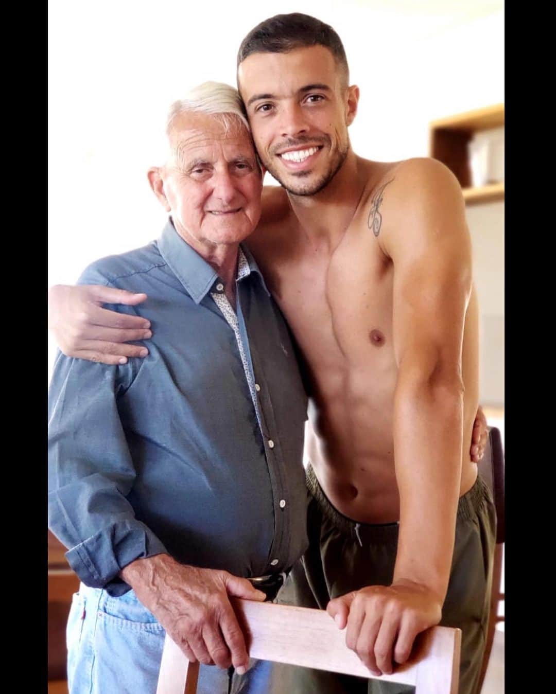 のインスタグラム：「Con el chimango mayor !!! ❤️🙏 #abuelo #nieto」