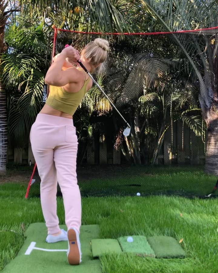 アリサ・ディオミンのインスタグラム：「How I keep my game sharp at home! Link in bio for golf nets🏌🏼‍♀️ @rukket_sports」