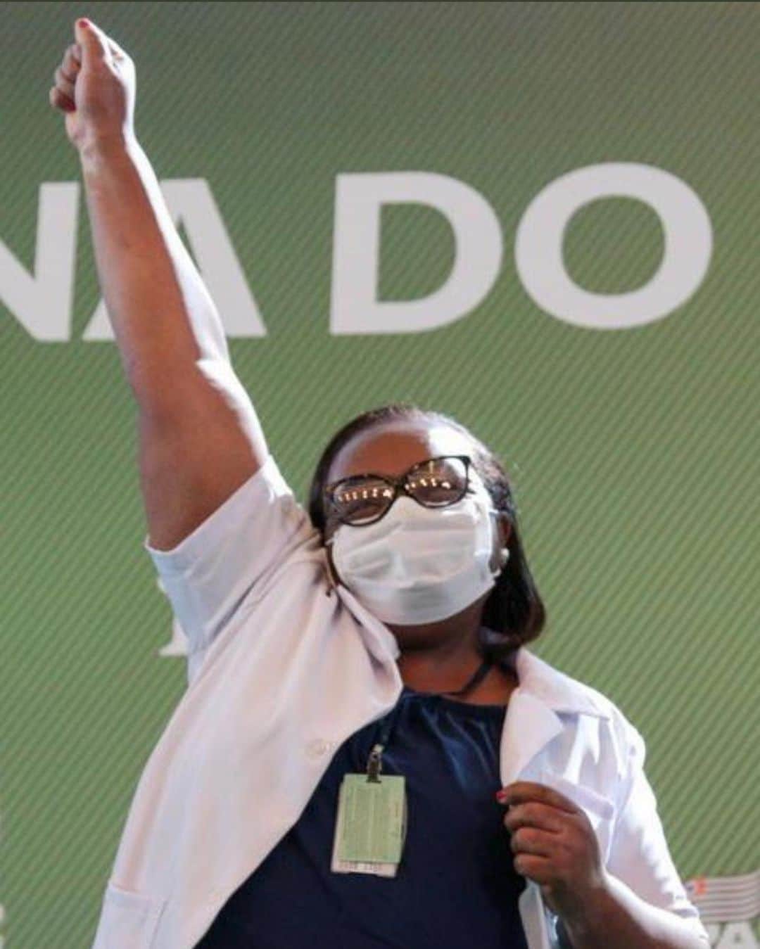Giovanna Antonelliのインスタグラム：「Que emoção! A primeira brasileira vacinada. Que notícia cheia de esperança ! Que venham novos tempos pra todos nós! Viva a ciência! 😃」