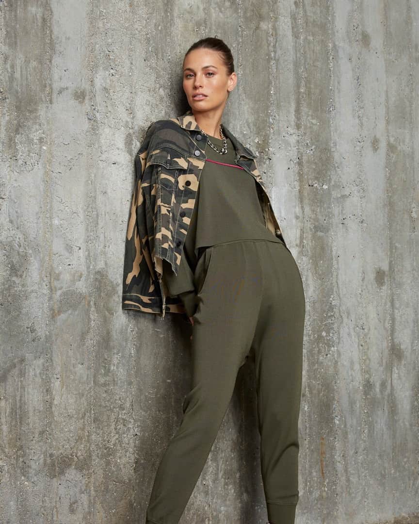 ロザ チャのインスタグラム：「Confortável e cheia de estilo? Oh yes!  Aposte em nossos conjuntos de malharia para diferentes momentos! Aproveite uma seleção de peças especiais nas lojas físicas e online com 50%OFF* e, na compra de três peças ou mais, 60%OFF. Enjoy!  *itens selecionados.  (Jaqueta ref.: 24.08.0296, Blusa ref.: 11.19.1594 e Calça ref.: 18.19.0047)」