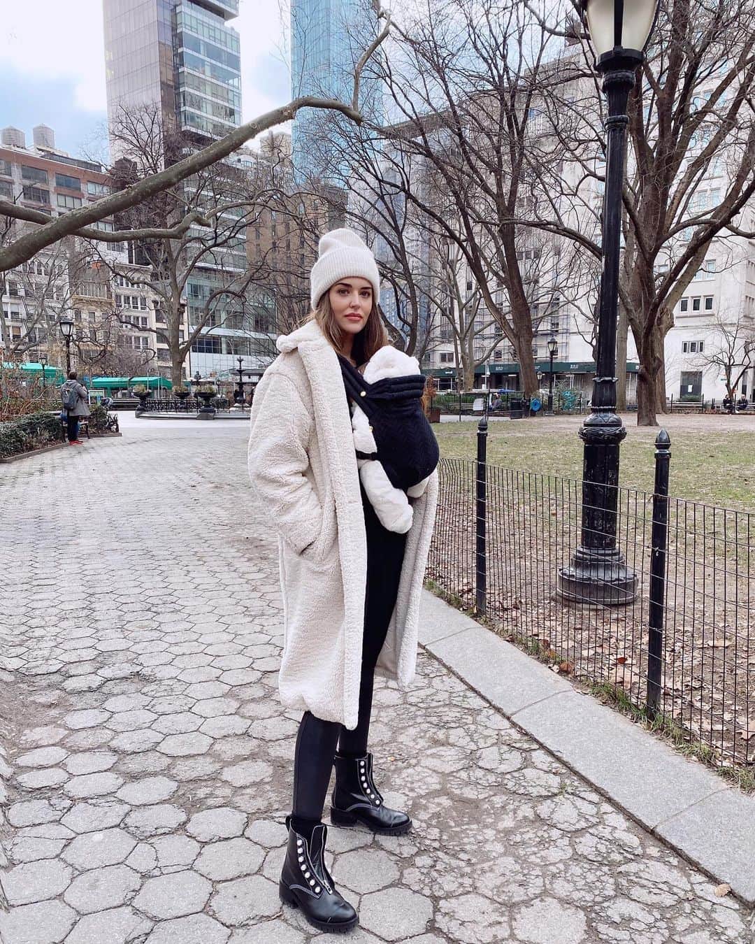 クララ・アロンソのインスタグラム：「Baby koala 🐨 on board」
