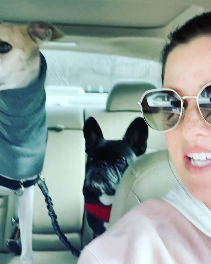 のインスタグラム：「Just another Sunday walk with my babies. Hope you’re all staying safe out there. ❤️」
