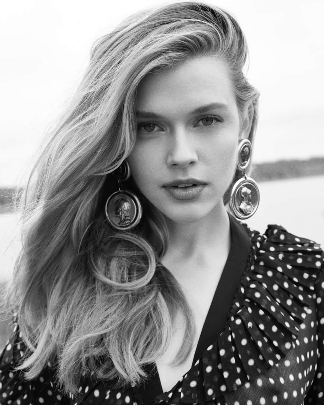 Victoria Leeのインスタグラム：「🖤 @arthurelgort @permanentpaper」