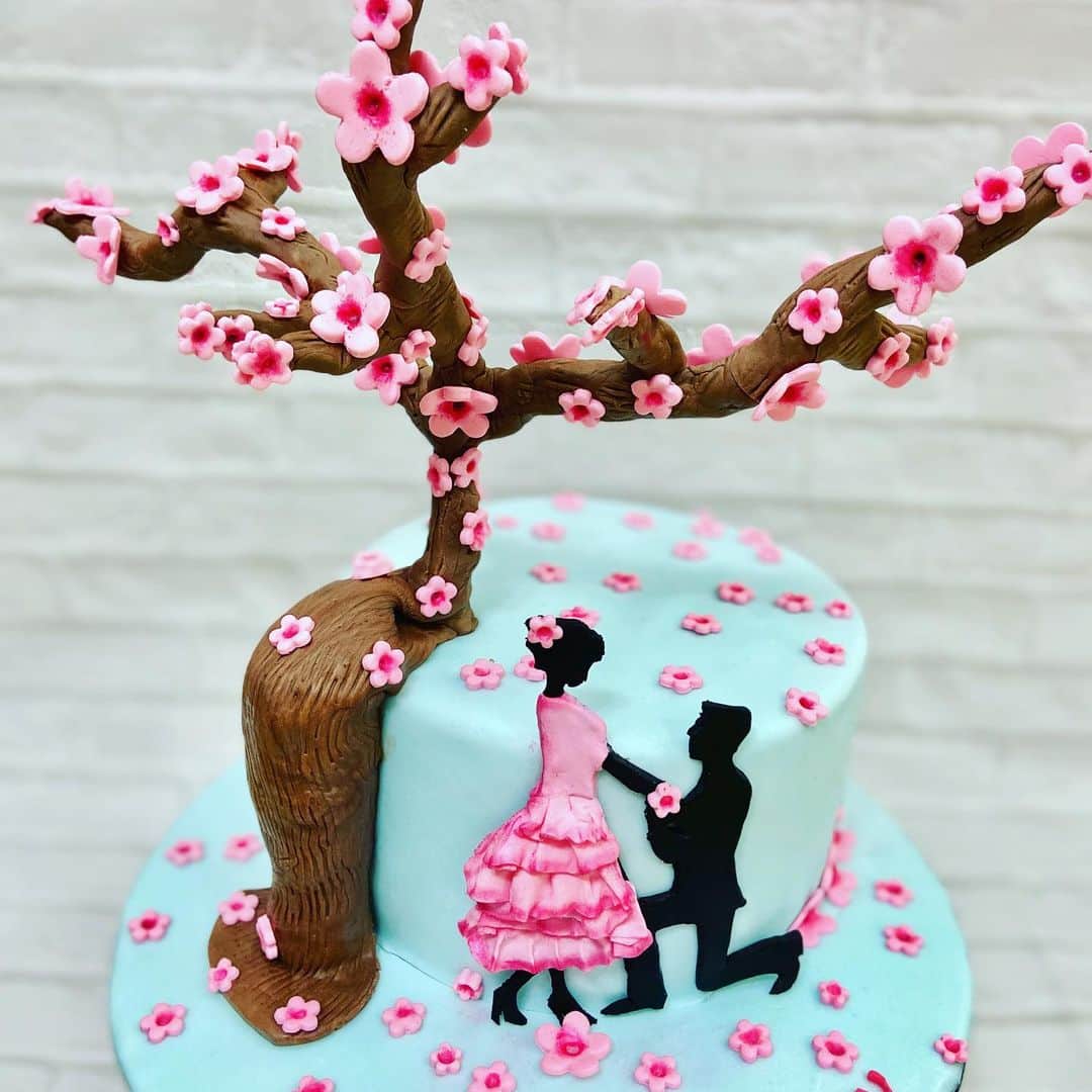 SUPER CAKESさんのインスタグラム写真 - (SUPER CAKESInstagram)「Cherry blossom cake done for an awesome couple to celebrate their wedding anniversary ❤️ #cherryblossomcake #cake #chocolatecake #cakedecorating #instacake #cakestagram #cakedesign #cakeideas #anniversaryidea #anniversarycake #weddingcake #cherryblossom #ganachecake #qatarbaker #homebaker」1月18日 6時21分 - super.cakes