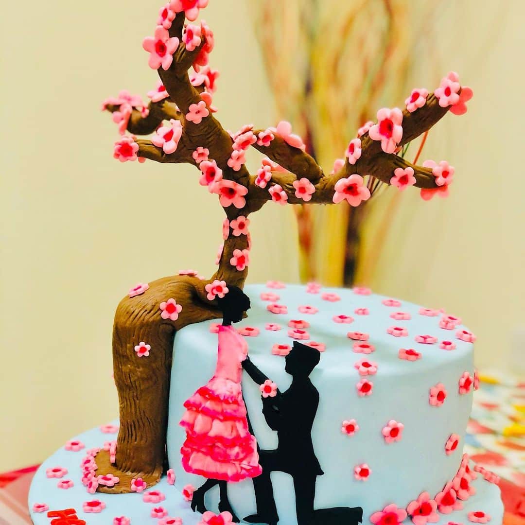 SUPER CAKESさんのインスタグラム写真 - (SUPER CAKESInstagram)「Cherry blossom cake done for an awesome couple to celebrate their wedding anniversary ❤️ #cherryblossomcake #cake #chocolatecake #cakedecorating #instacake #cakestagram #cakedesign #cakeideas #anniversaryidea #anniversarycake #weddingcake #cherryblossom #ganachecake #qatarbaker #homebaker」1月18日 6時21分 - super.cakes