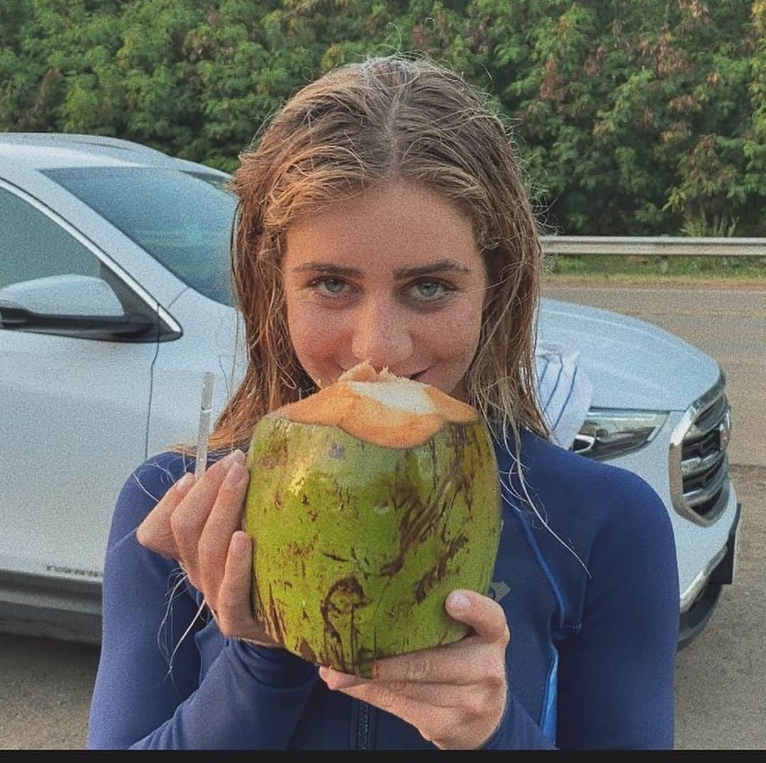 キャロライン・マークスのインスタグラム：「Hawaii moments 🌈🌞 🥥 🌴🌼☺️💛」