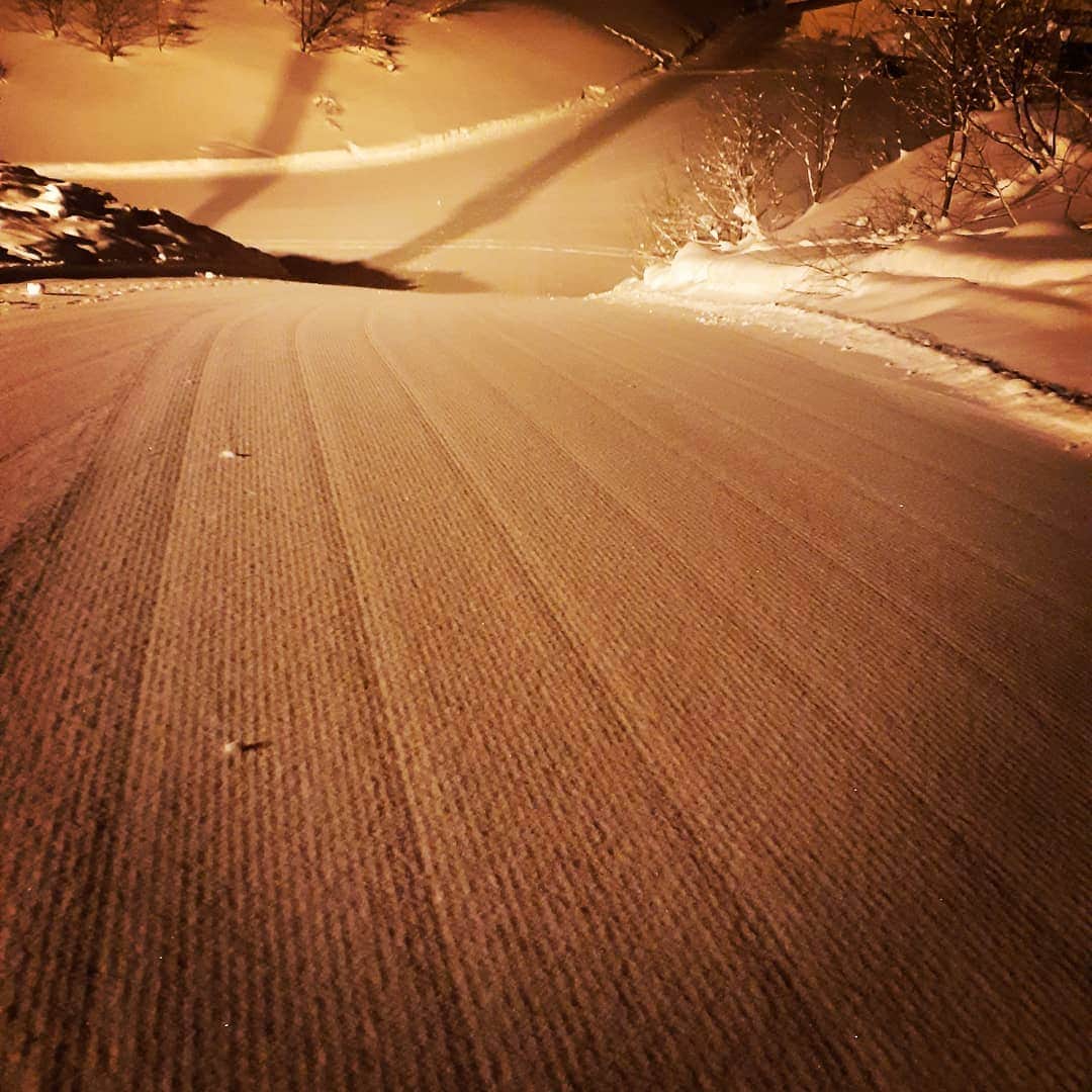 栂池高原スキー場さんのインスタグラム写真 - (栂池高原スキー場Instagram)「おはようございます‼️朝イチレポートです。 気温－5　天候雪　風は無し　 昨日夕方から10㎝ほど積もったと思います！ 朝方から圧雪がかかっており、雪面はほどよく締まっております。  御来場お待ちしています。 https://www.tsugaike.gr.jp/  #栂池 #栂池高原スキー場 #tsugaike #栂池自然園 #白馬つがいけwow　#冬山 #高山植物 #栂池自然園 #トレッキング  #花　#山　#栂池高原　#スキー　#スノボ #北アルプス　#後立山連峰 #白馬 #白馬連峰  #trecking #hakuba #hiking #mountain #flowers #tsugaike #tsugaikekogen #bluesky　#小谷村  #長野 #美しい場所」1月18日 6時31分 - tsugaike_kogen