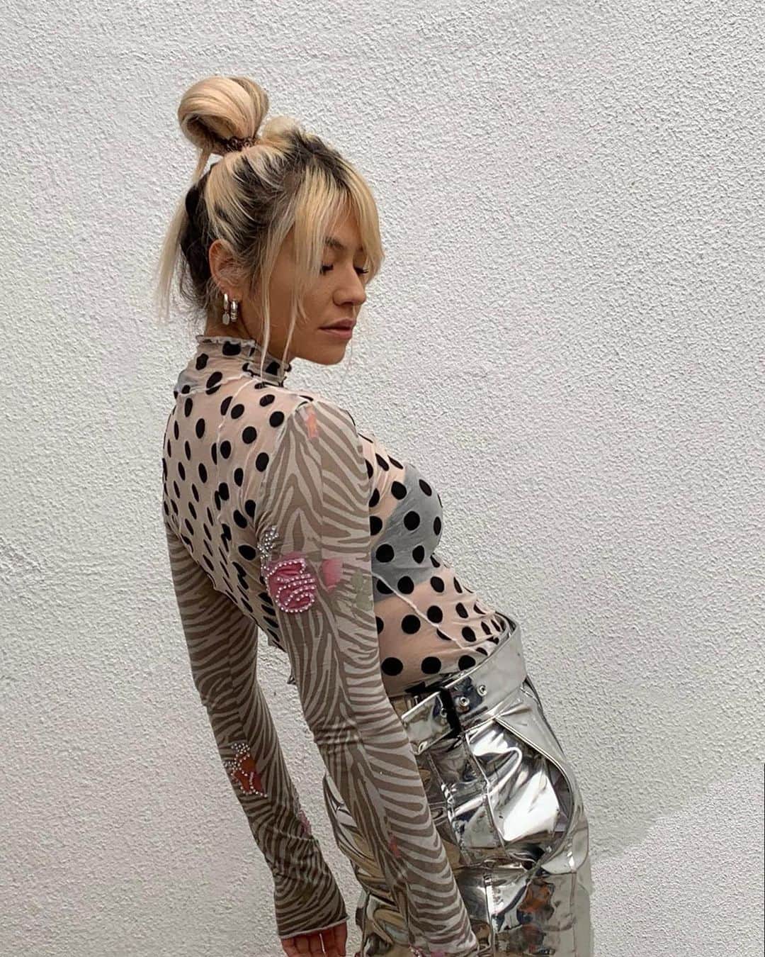 Mali-Koa Hoodのインスタグラム：「Avidly waiting for my celestial calling 👽 Dressed n waiting and ready to impress」