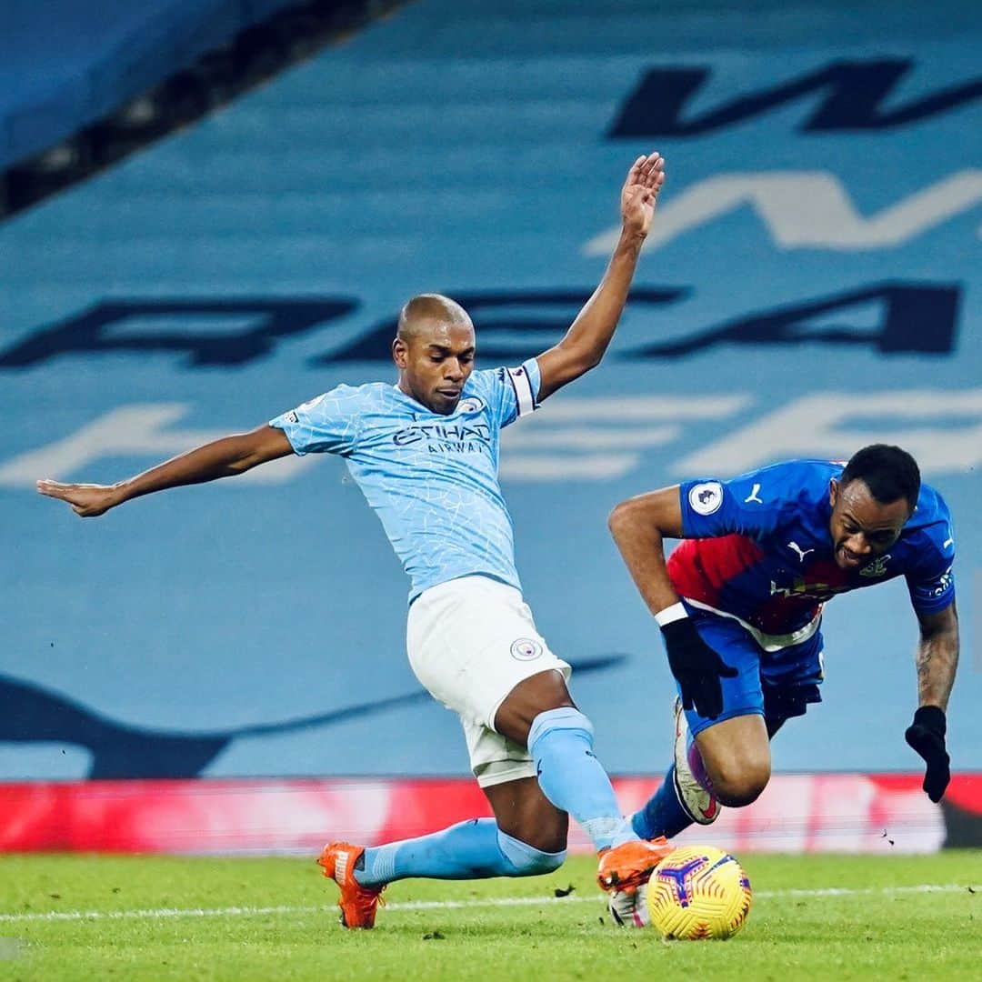 フェルナンジーニョのインスタグラム：「Step by step! Another great team performance and effectiveness tonight 💪🏾 #cmoncity」