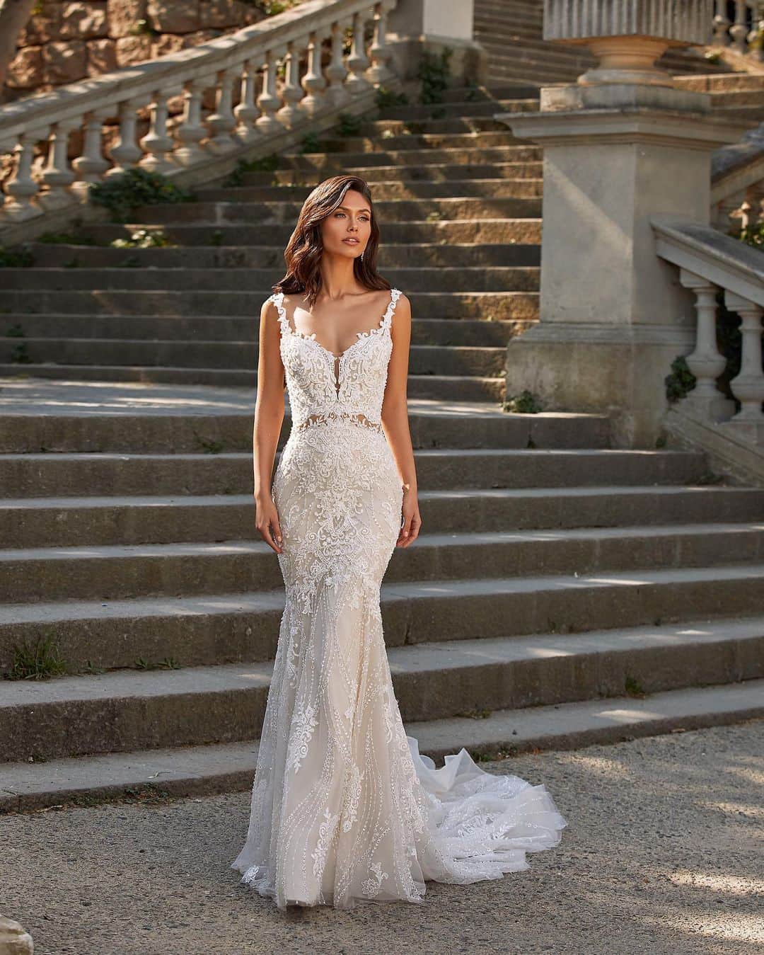 Pronoviasさんのインスタグラム写真 - (PronoviasInstagram)「Sensual, sublime and with a touch of bohemian romanticism. Discover the texture and fantasy without the weight of the Jascha dress. #Pronovias」1月18日 6時46分 - pronovias