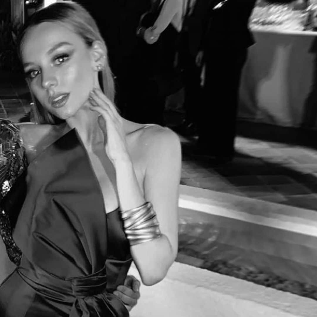 ホアキンベラオのインスタグラム：「Esther Expósito con pulsera vermeil y pendientes de oro amarillo」