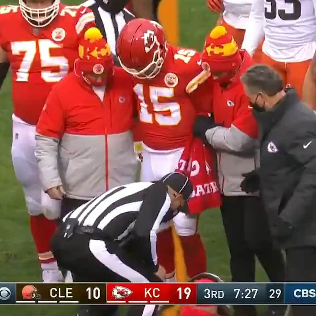 スポーツセンターさんのインスタグラム写真 - (スポーツセンターInstagram)「Patrick Mahomes headed back to the blue tent after this hit.」1月18日 7時08分 - sportscenter