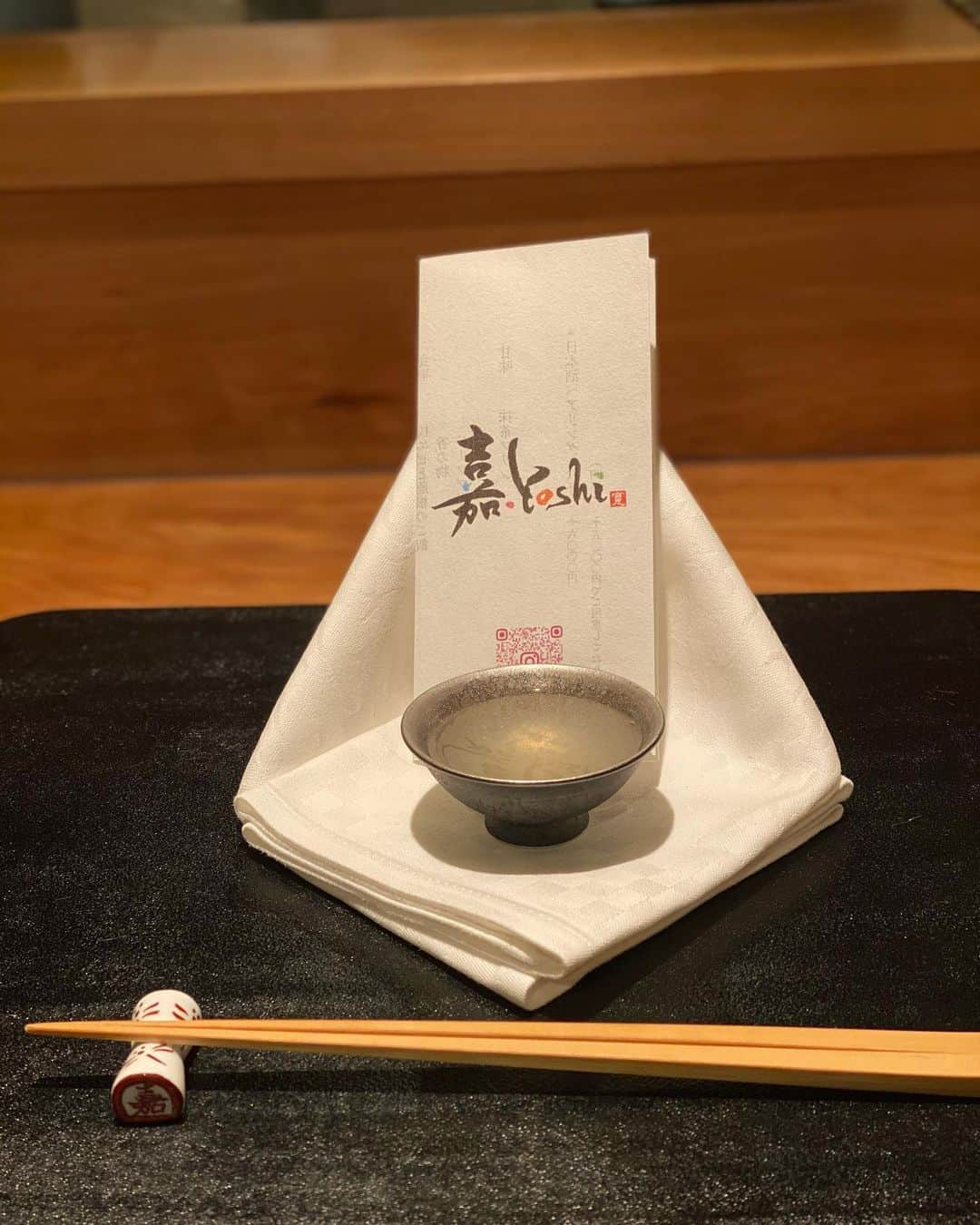 ImotoEtsuyo さんのインスタグラム写真 - (ImotoEtsuyo Instagram)「創作和食　 『銀座 嘉. Yoshi』へ。 @yoshi.y4325   二週間に一度メニューが変わる 旬の味覚が味わえるという 新月のコースを頂きました。  日本酒の他、ワインや シャンパンにも合う 美味しいお料理は 和✖️イタリアン 和✖️中華　の様な創作和食♡ 落ち着いた店内で ゆっくり頂きました。  〆のご飯は土鍋で炊いた桜海老のご飯。 先ずはそのまま、二杯目はドリップした お出汁をかけて頂きました。 この金色に輝くドリップだし（#pic 10）の お茶漬けも香り高くて凄く美味しかった。  2週間に1度メニューが 変わるのはリピーターにも嬉しいですね！  創作和食が楽しめる大人の隠れ家 「銀座 嘉.Yoshi」 ↓↓↓↓↓ https://www.yoshi-dot.com/  ✴︎黒毛和牛ブリスケ旨煮丼　の テイクアウトも開始したみたいです！  ・ チェックしてみて下さいね。 @yoshi.y4325  ・ ・  お店の営業時間は 15時〜20時です。  定期的な換気、消毒、座席の間隔も 空いていました。  #銀座嘉yoshi  #銀座嘉 #銀座グルメ  #銀座和食 #銀座隠れ家　 #東京グルメ #2週間に一度変わるコースメニュー #日本酒ペアリング #創作和食 #和食  #ginza  #tokyo  #tokyogourmet  #gourmet  #champagne  #takeout  #テイクアウト  ・ #セットアップ ➡︎ @fray_id #frayid #フレイアイディー」1月18日 7時09分 - bisuhada