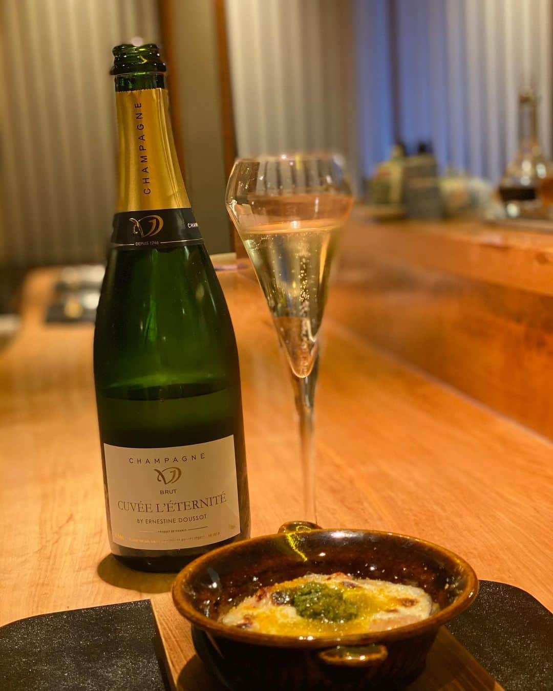 ImotoEtsuyo さんのインスタグラム写真 - (ImotoEtsuyo Instagram)「創作和食　 『銀座 嘉. Yoshi』へ。 @yoshi.y4325   二週間に一度メニューが変わる 旬の味覚が味わえるという 新月のコースを頂きました。  日本酒の他、ワインや シャンパンにも合う 美味しいお料理は 和✖️イタリアン 和✖️中華　の様な創作和食♡ 落ち着いた店内で ゆっくり頂きました。  〆のご飯は土鍋で炊いた桜海老のご飯。 先ずはそのまま、二杯目はドリップした お出汁をかけて頂きました。 この金色に輝くドリップだし（#pic 10）の お茶漬けも香り高くて凄く美味しかった。  2週間に1度メニューが 変わるのはリピーターにも嬉しいですね！  創作和食が楽しめる大人の隠れ家 「銀座 嘉.Yoshi」 ↓↓↓↓↓ https://www.yoshi-dot.com/  ✴︎黒毛和牛ブリスケ旨煮丼　の テイクアウトも開始したみたいです！  ・ チェックしてみて下さいね。 @yoshi.y4325  ・ ・  お店の営業時間は 15時〜20時です。  定期的な換気、消毒、座席の間隔も 空いていました。  #銀座嘉yoshi  #銀座嘉 #銀座グルメ  #銀座和食 #銀座隠れ家　 #東京グルメ #2週間に一度変わるコースメニュー #日本酒ペアリング #創作和食 #和食  #ginza  #tokyo  #tokyogourmet  #gourmet  #champagne  #takeout  #テイクアウト  ・ #セットアップ ➡︎ @fray_id #frayid #フレイアイディー」1月18日 7時09分 - bisuhada