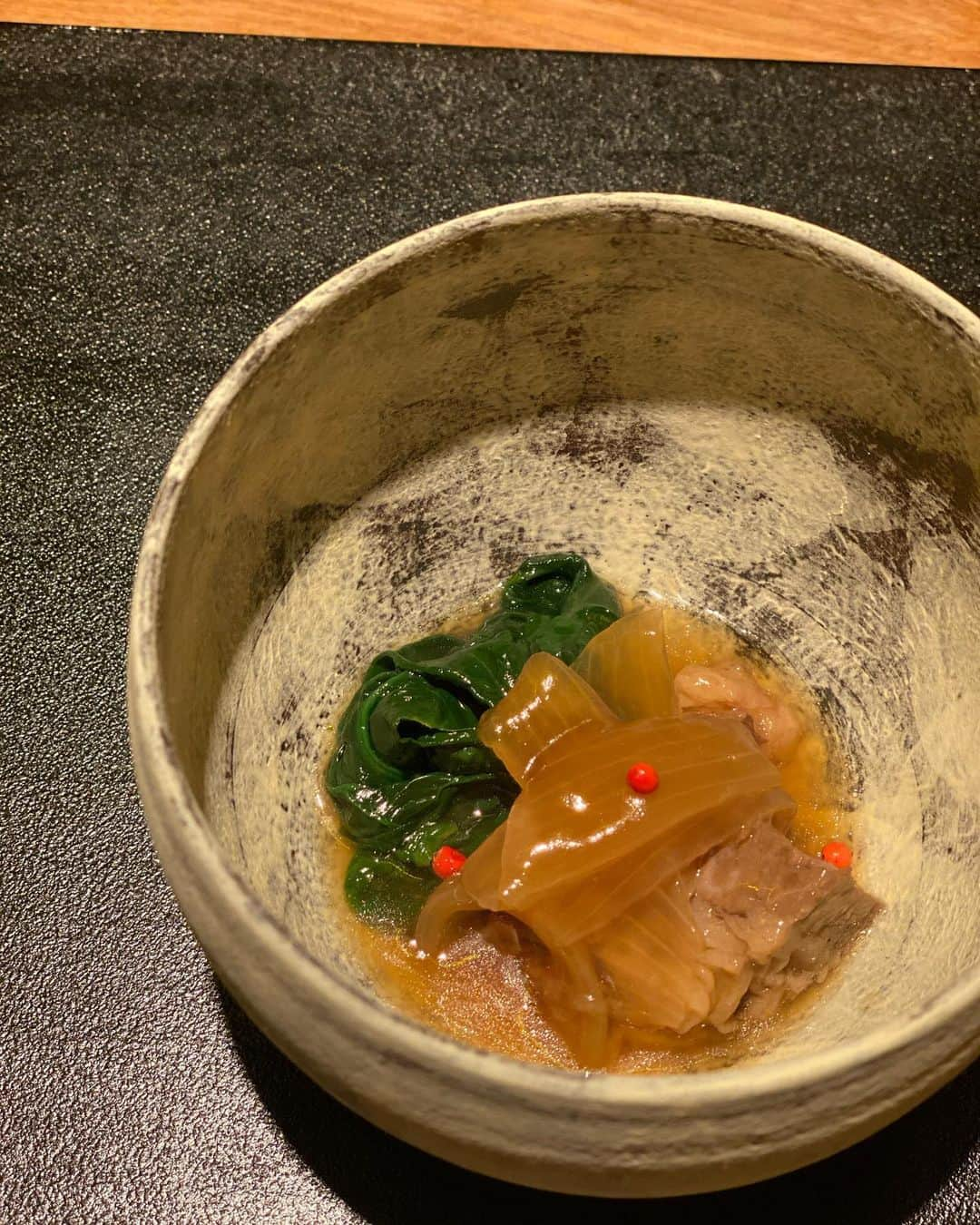 ImotoEtsuyo さんのインスタグラム写真 - (ImotoEtsuyo Instagram)「創作和食　 『銀座 嘉. Yoshi』へ。 @yoshi.y4325   二週間に一度メニューが変わる 旬の味覚が味わえるという 新月のコースを頂きました。  日本酒の他、ワインや シャンパンにも合う 美味しいお料理は 和✖️イタリアン 和✖️中華　の様な創作和食♡ 落ち着いた店内で ゆっくり頂きました。  〆のご飯は土鍋で炊いた桜海老のご飯。 先ずはそのまま、二杯目はドリップした お出汁をかけて頂きました。 この金色に輝くドリップだし（#pic 10）の お茶漬けも香り高くて凄く美味しかった。  2週間に1度メニューが 変わるのはリピーターにも嬉しいですね！  創作和食が楽しめる大人の隠れ家 「銀座 嘉.Yoshi」 ↓↓↓↓↓ https://www.yoshi-dot.com/  ✴︎黒毛和牛ブリスケ旨煮丼　の テイクアウトも開始したみたいです！  ・ チェックしてみて下さいね。 @yoshi.y4325  ・ ・  お店の営業時間は 15時〜20時です。  定期的な換気、消毒、座席の間隔も 空いていました。  #銀座嘉yoshi  #銀座嘉 #銀座グルメ  #銀座和食 #銀座隠れ家　 #東京グルメ #2週間に一度変わるコースメニュー #日本酒ペアリング #創作和食 #和食  #ginza  #tokyo  #tokyogourmet  #gourmet  #champagne  #takeout  #テイクアウト  ・ #セットアップ ➡︎ @fray_id #frayid #フレイアイディー」1月18日 7時09分 - bisuhada