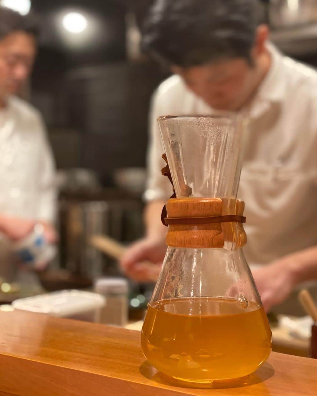 ImotoEtsuyo さんのインスタグラム写真 - (ImotoEtsuyo Instagram)「創作和食　 『銀座 嘉. Yoshi』へ。 @yoshi.y4325   二週間に一度メニューが変わる 旬の味覚が味わえるという 新月のコースを頂きました。  日本酒の他、ワインや シャンパンにも合う 美味しいお料理は 和✖️イタリアン 和✖️中華　の様な創作和食♡ 落ち着いた店内で ゆっくり頂きました。  〆のご飯は土鍋で炊いた桜海老のご飯。 先ずはそのまま、二杯目はドリップした お出汁をかけて頂きました。 この金色に輝くドリップだし（#pic 10）の お茶漬けも香り高くて凄く美味しかった。  2週間に1度メニューが 変わるのはリピーターにも嬉しいですね！  創作和食が楽しめる大人の隠れ家 「銀座 嘉.Yoshi」 ↓↓↓↓↓ https://www.yoshi-dot.com/  ✴︎黒毛和牛ブリスケ旨煮丼　の テイクアウトも開始したみたいです！  ・ チェックしてみて下さいね。 @yoshi.y4325  ・ ・  お店の営業時間は 15時〜20時です。  定期的な換気、消毒、座席の間隔も 空いていました。  #銀座嘉yoshi  #銀座嘉 #銀座グルメ  #銀座和食 #銀座隠れ家　 #東京グルメ #2週間に一度変わるコースメニュー #日本酒ペアリング #創作和食 #和食  #ginza  #tokyo  #tokyogourmet  #gourmet  #champagne  #takeout  #テイクアウト  ・ #セットアップ ➡︎ @fray_id #frayid #フレイアイディー」1月18日 7時09分 - bisuhada