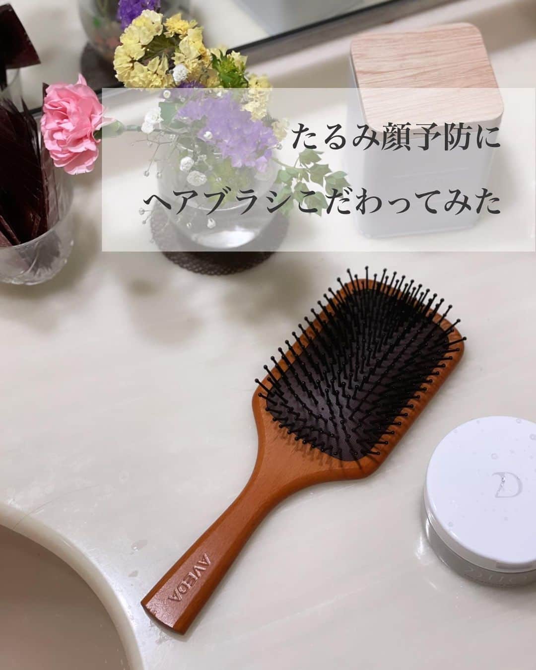 のインスタグラム：「𓆸 ———𓆸 #AVEDA のパドルブラシ買いました😬  頭皮から髪をとかして マッサージするこおで 顔から引き上げることができるんですよね。そうしなきゃいけないって アンミカも言ってたなぁ〜と思って😬🙌  地肌も刺激して 頭皮ケア  たるみは顔からくるんじゃなくて 頭皮からくるんだって  𓆸——————𓆸 横に置いてるのは 愛用のDUOだよ ▶︎2枚目〜 レポしてます😌  30超えたら エイジングケアに特化したアイテムに目を向けると 毛穴の黒ずみと共に  すっ、と悩みがとけて消えますよ.  @misawa_aya のプロフィールURLに 愛用品 おすすめまとめてるよ〜⤴︎⤴︎💕  #アヴェダ #パドルブラシ #ブラシ #スカルプケア #コスメ購入品 #ヘアケア #ヘアケア用品 #ヘアケアグッズ #ヘアブラシ #購入品 #購入品記録 #購入 #たるみ改善 #たるみ #たるみ毛穴 #たるみケア #毛穴ケア #頭皮ケア #アンチエイジング #エイジレス #エイジング #クレンジング #クレンジングバーム #洗顔 #洗顔フォーム #duo #aveda」